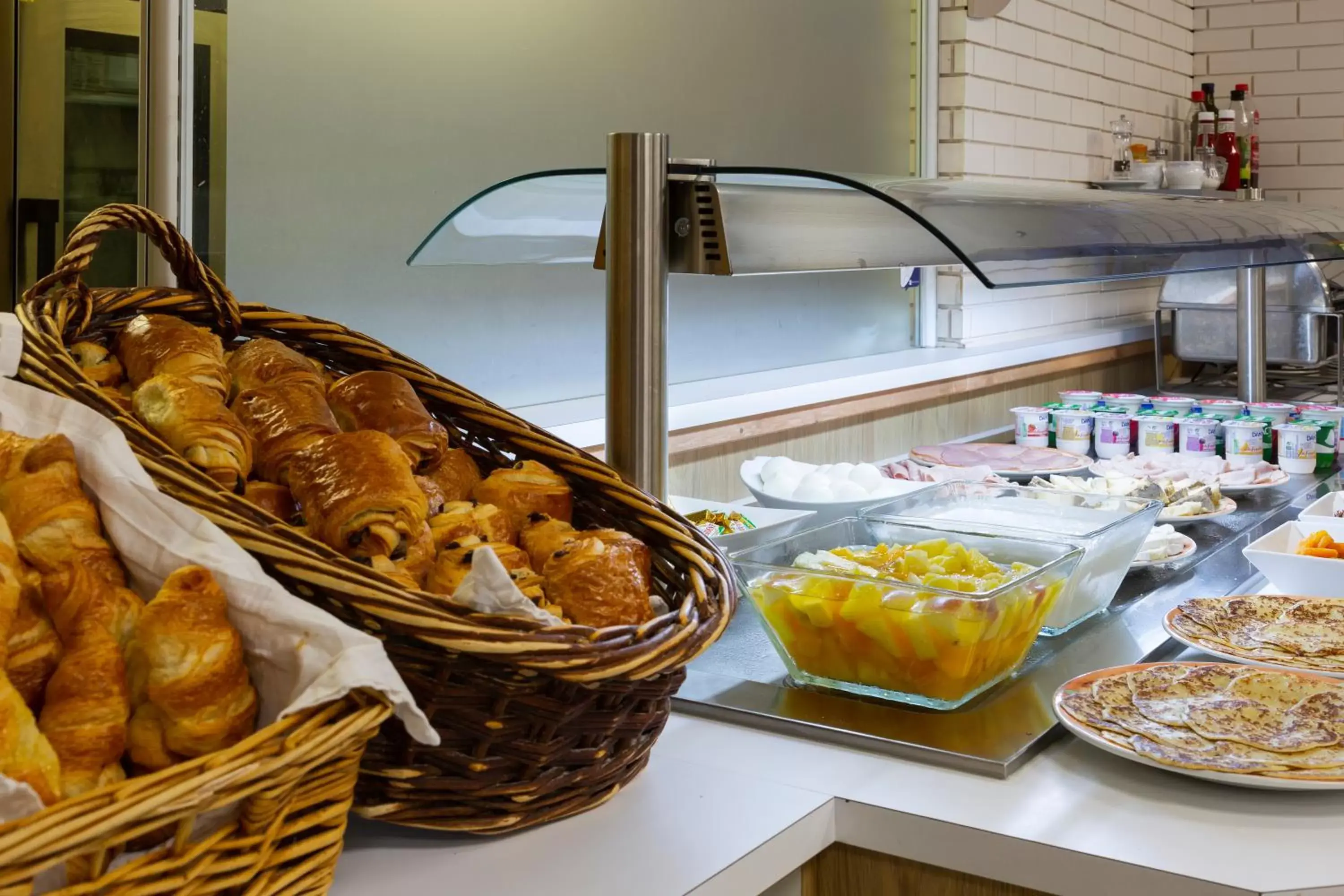 Buffet breakfast in Comfort Hotel Aeroport Lyon St Exupery