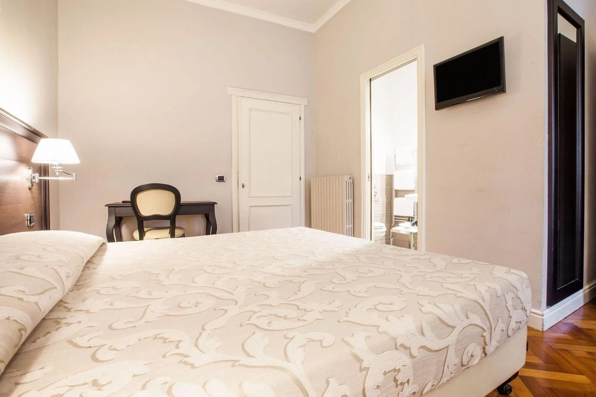 Bed in Hotel Lombardia