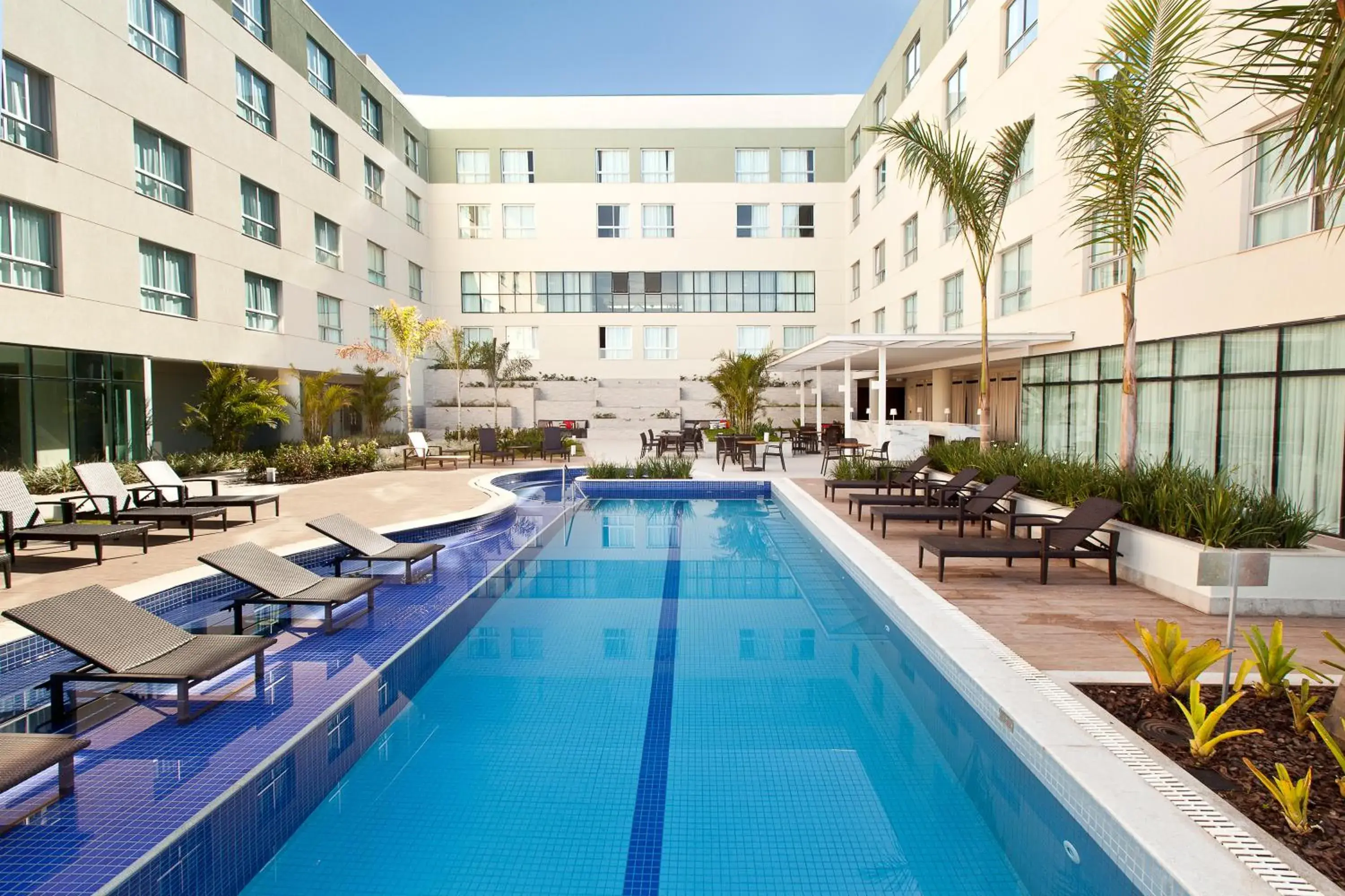 Swimming Pool in eSuites Spa Lagoa Santa Swimming Pool in eSuites Spa Lagoa Santa