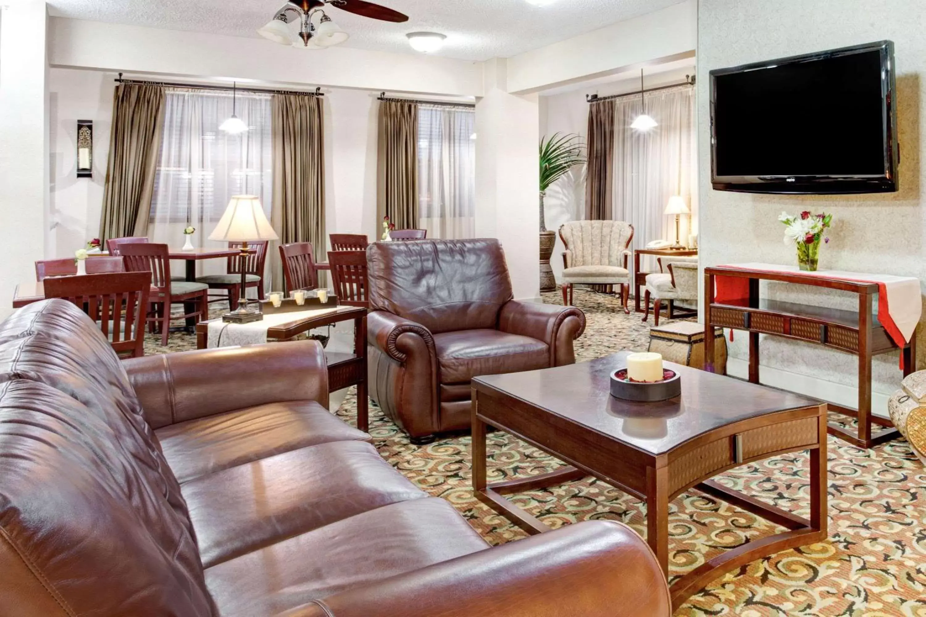 Lobby or reception, Seating Area in Ramada by Wyndham West Memphis