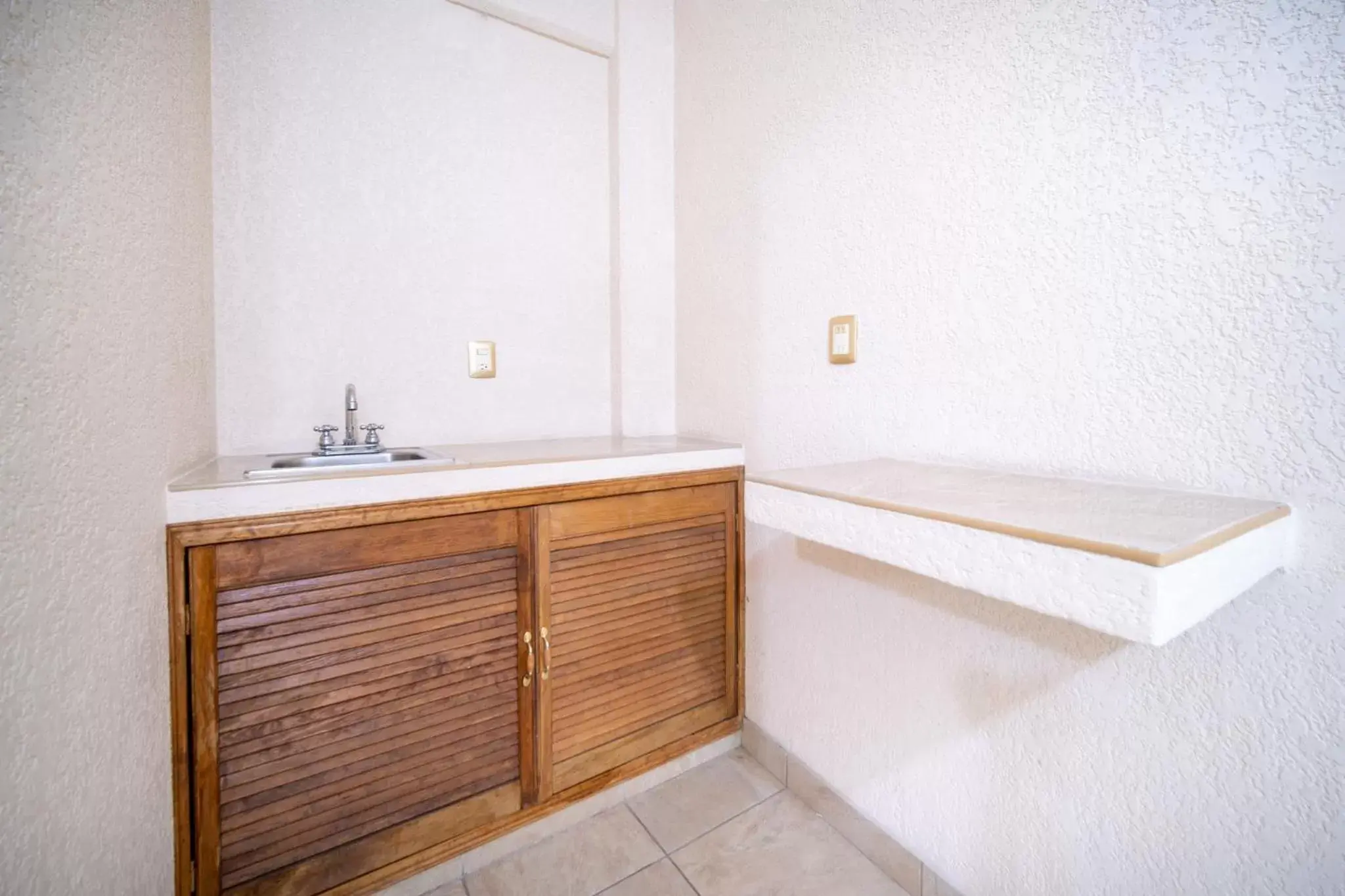 Property building, Bathroom in PENINSULA STAYS Executive Hotel