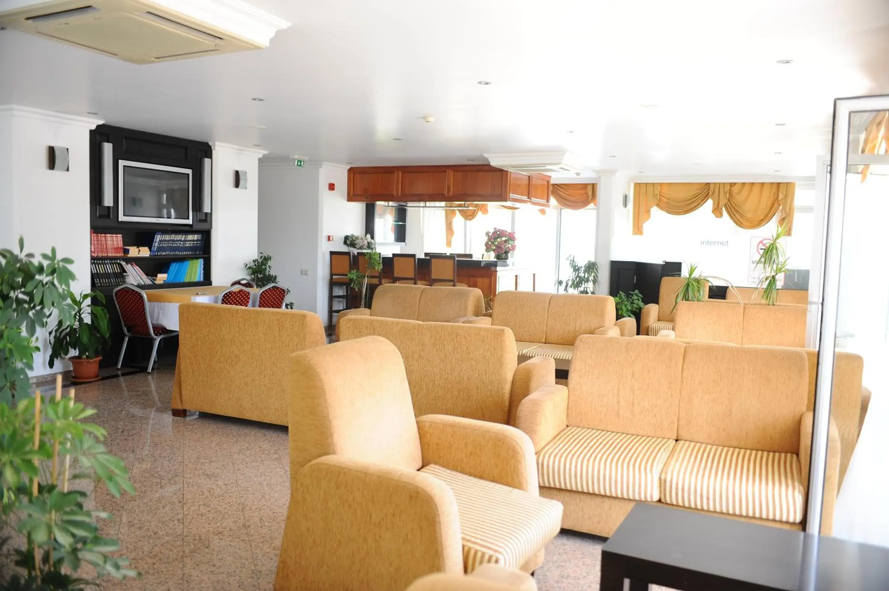 Communal lounge/ TV room, Lounge/Bar in Hotel Royal Hill