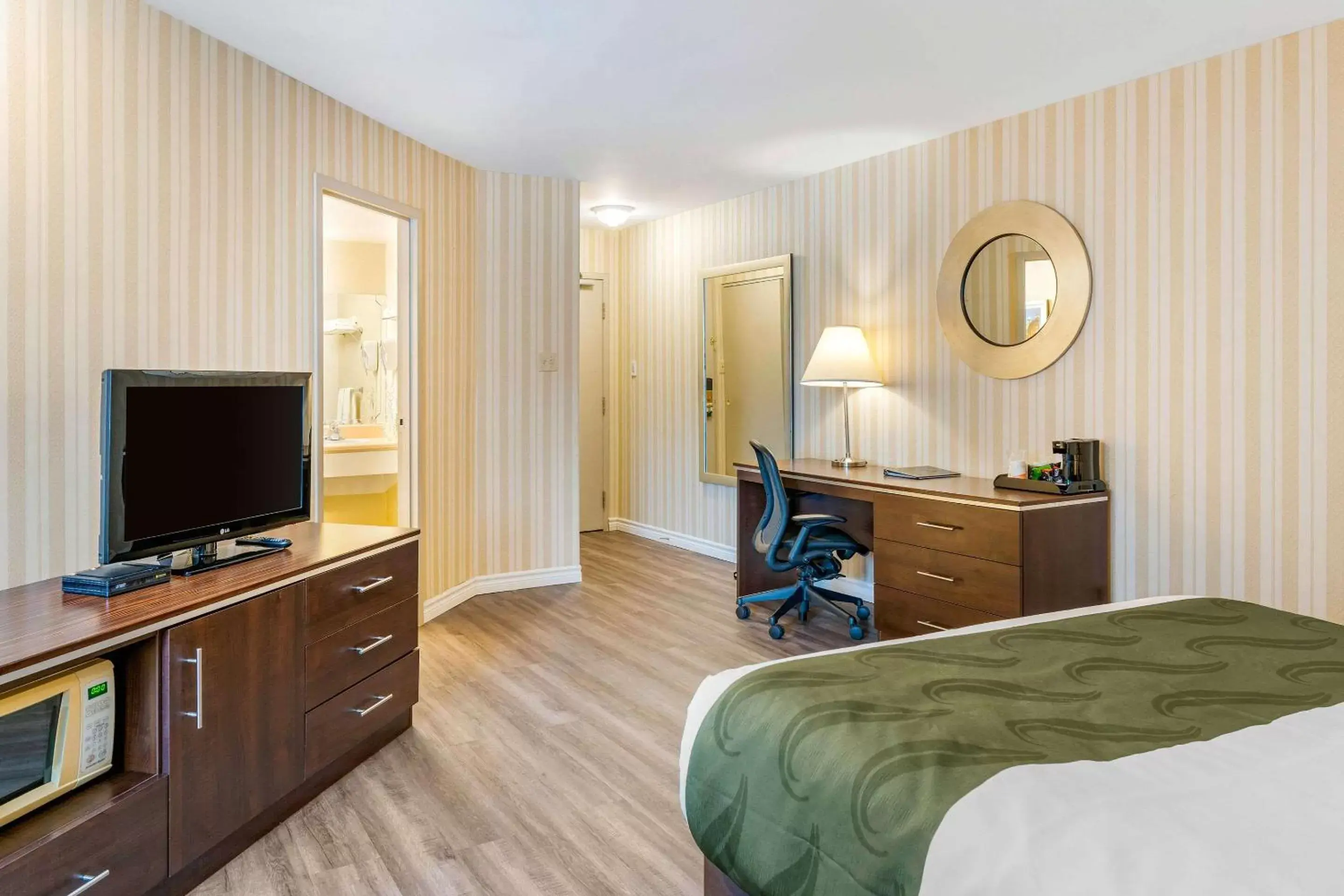 Photo of the whole room in Quality Hotel & Suites Sherbrooke