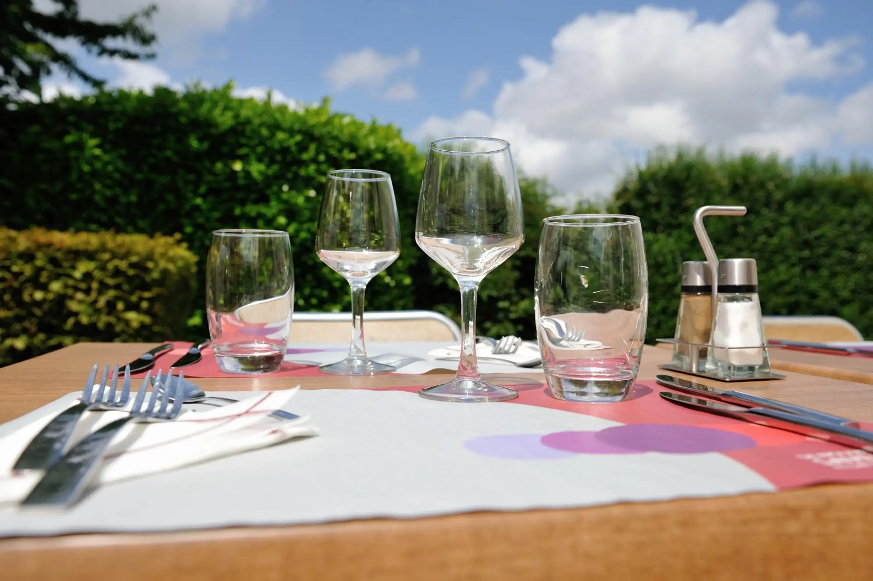Patio, Restaurant/Places to Eat in Campanile Hotel Compiegne