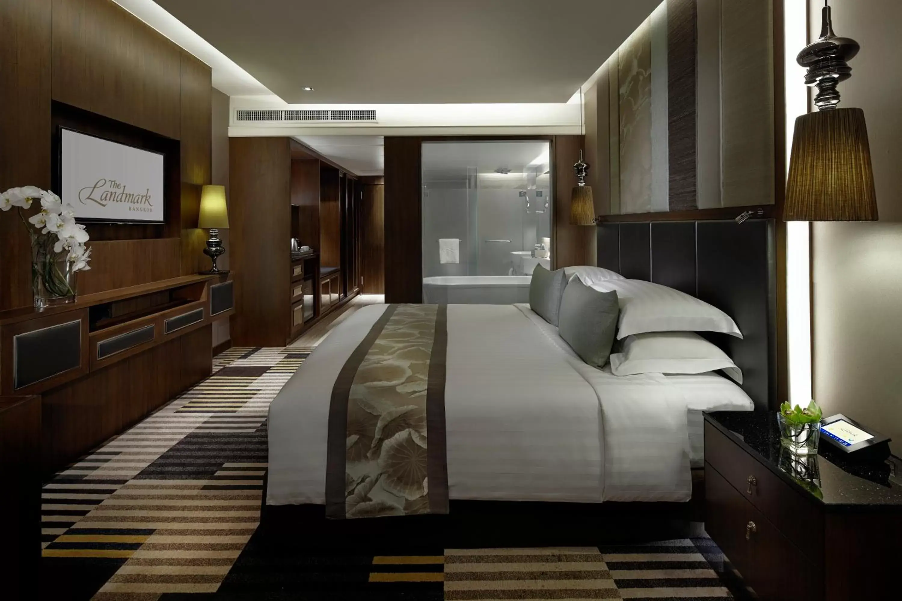 Bed in The Landmark Bangkok Bed in The Landmark Bangkok
