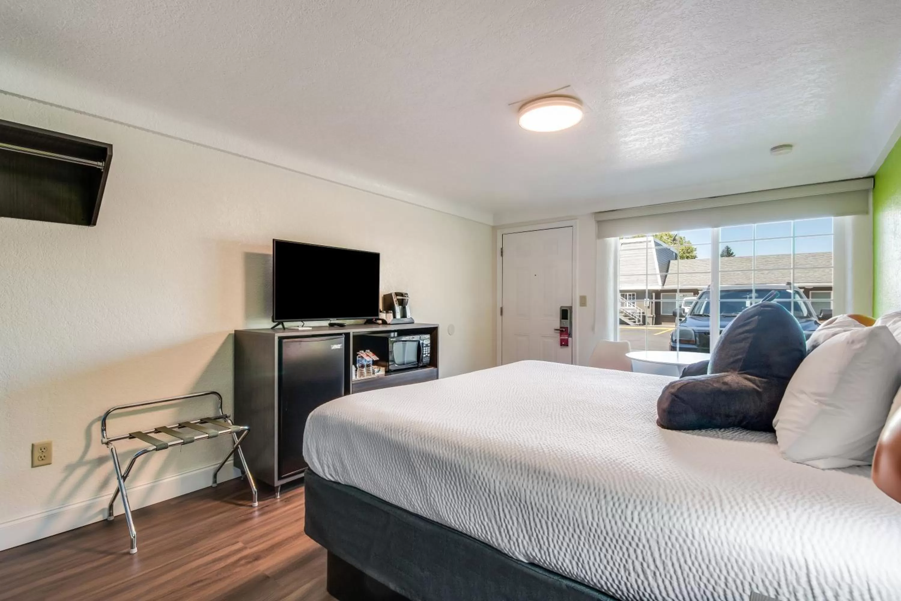 Bedroom, Bed in Signature Inn Eugene