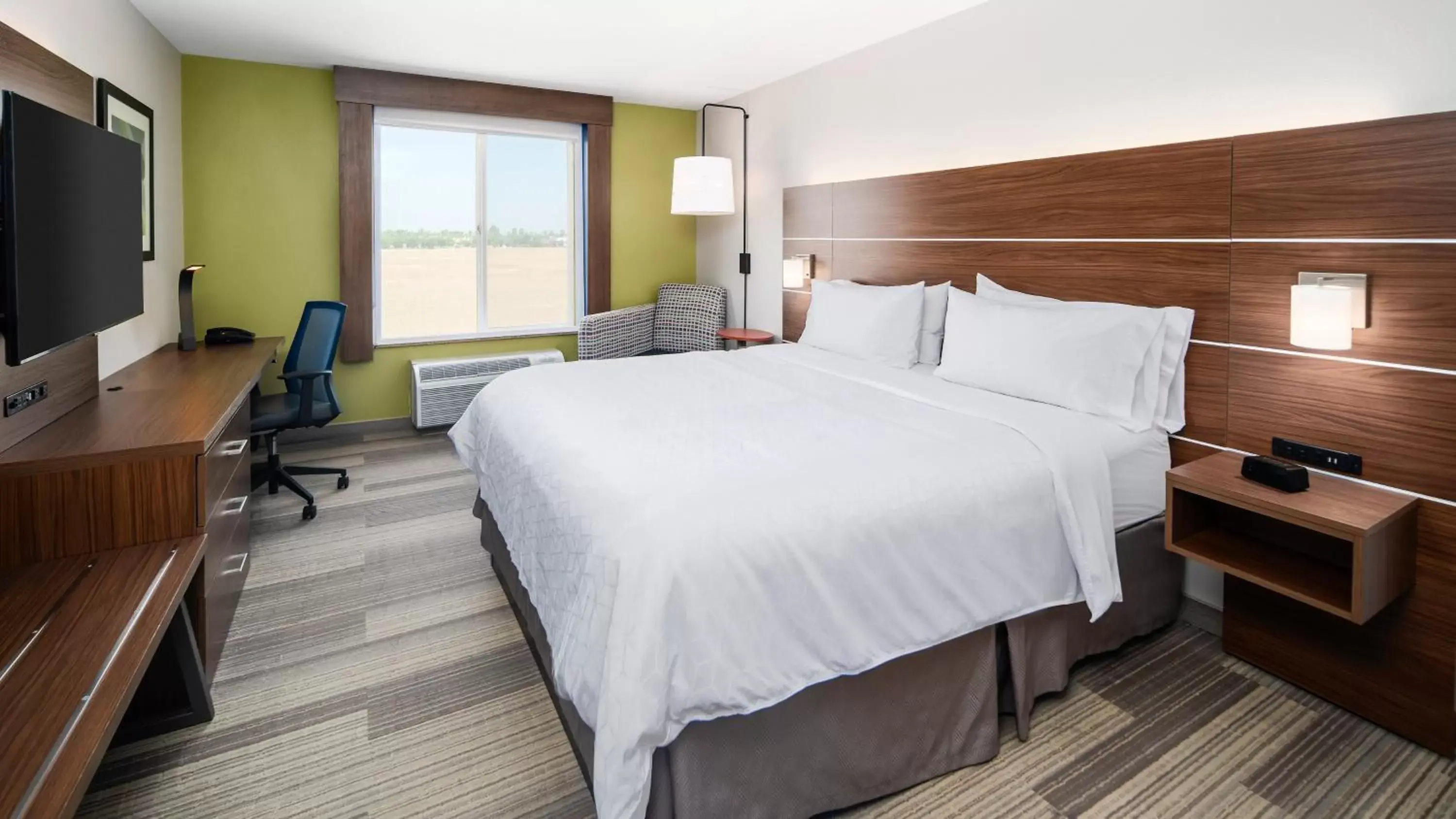 Photo of the whole room, Bed in Holiday Inn Express & Suites Dinuba West, an IHG Hotel