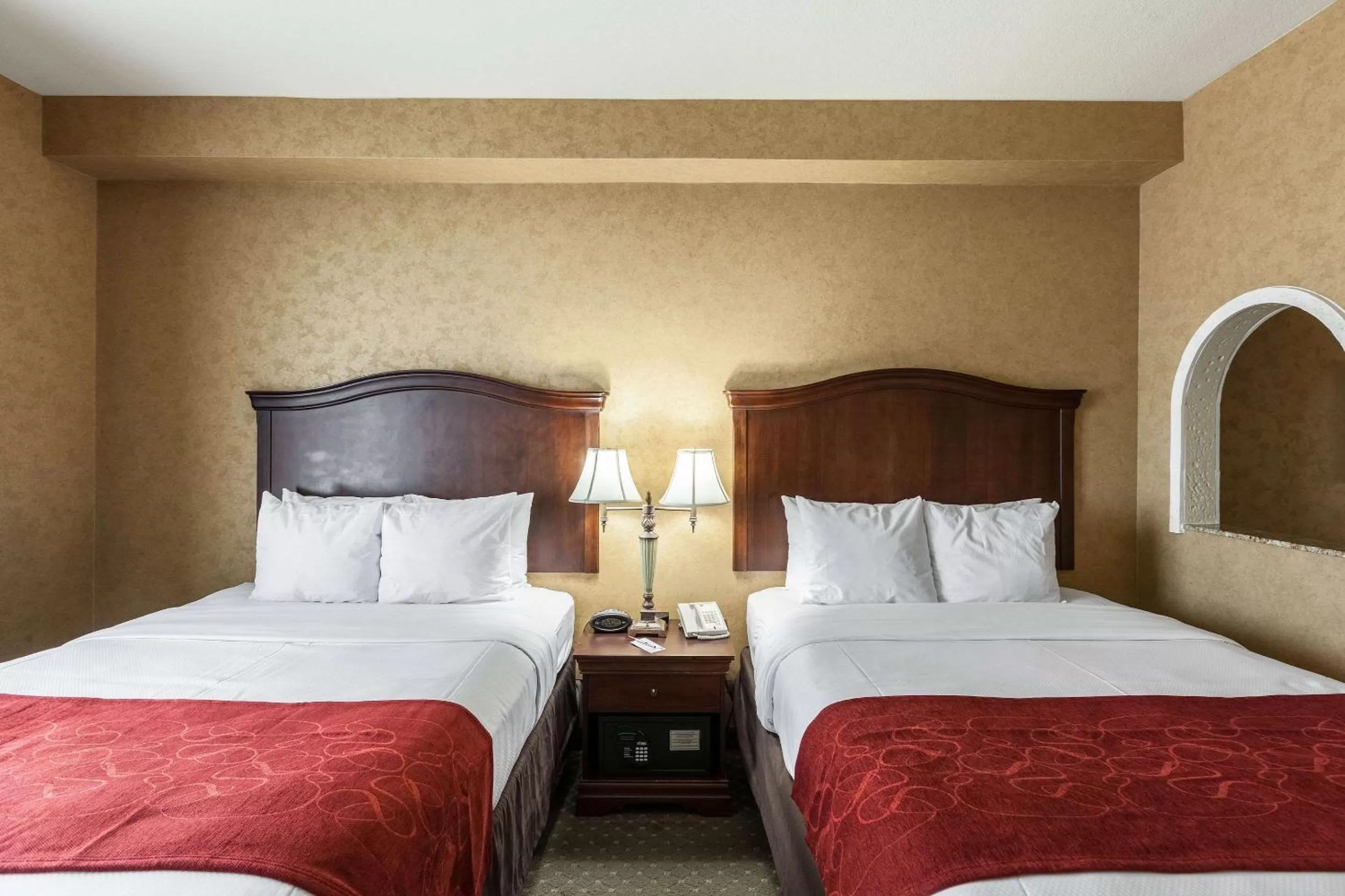 Photo of the whole room, Bed in Comfort Suites Alamo-River walk