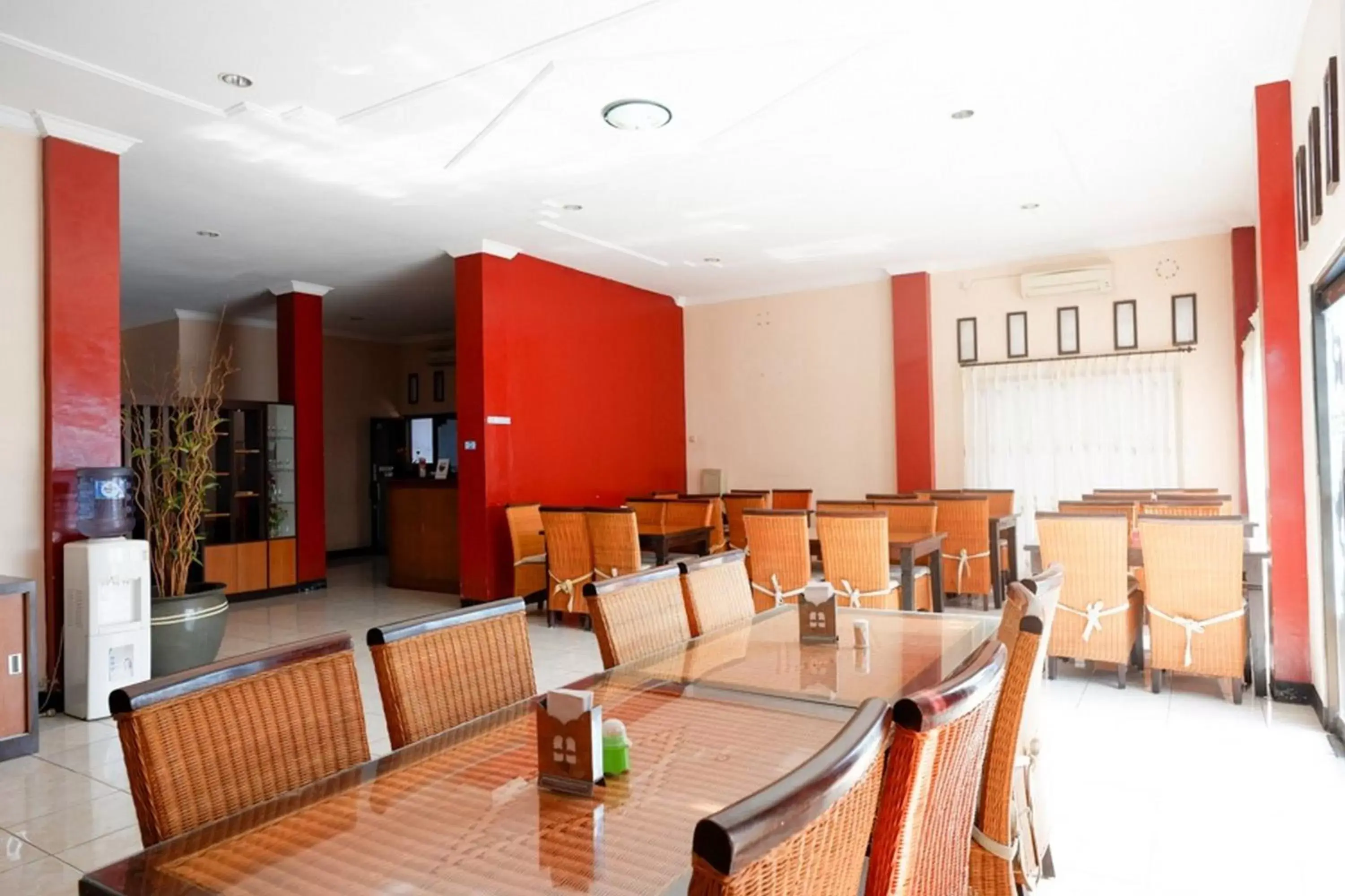 Restaurant/places to eat in RedDoorz Plus near Stadion Wijaya Kusuma Restaurant/places to eat in RedDoorz Plus near Stadion Wijaya Kusuma