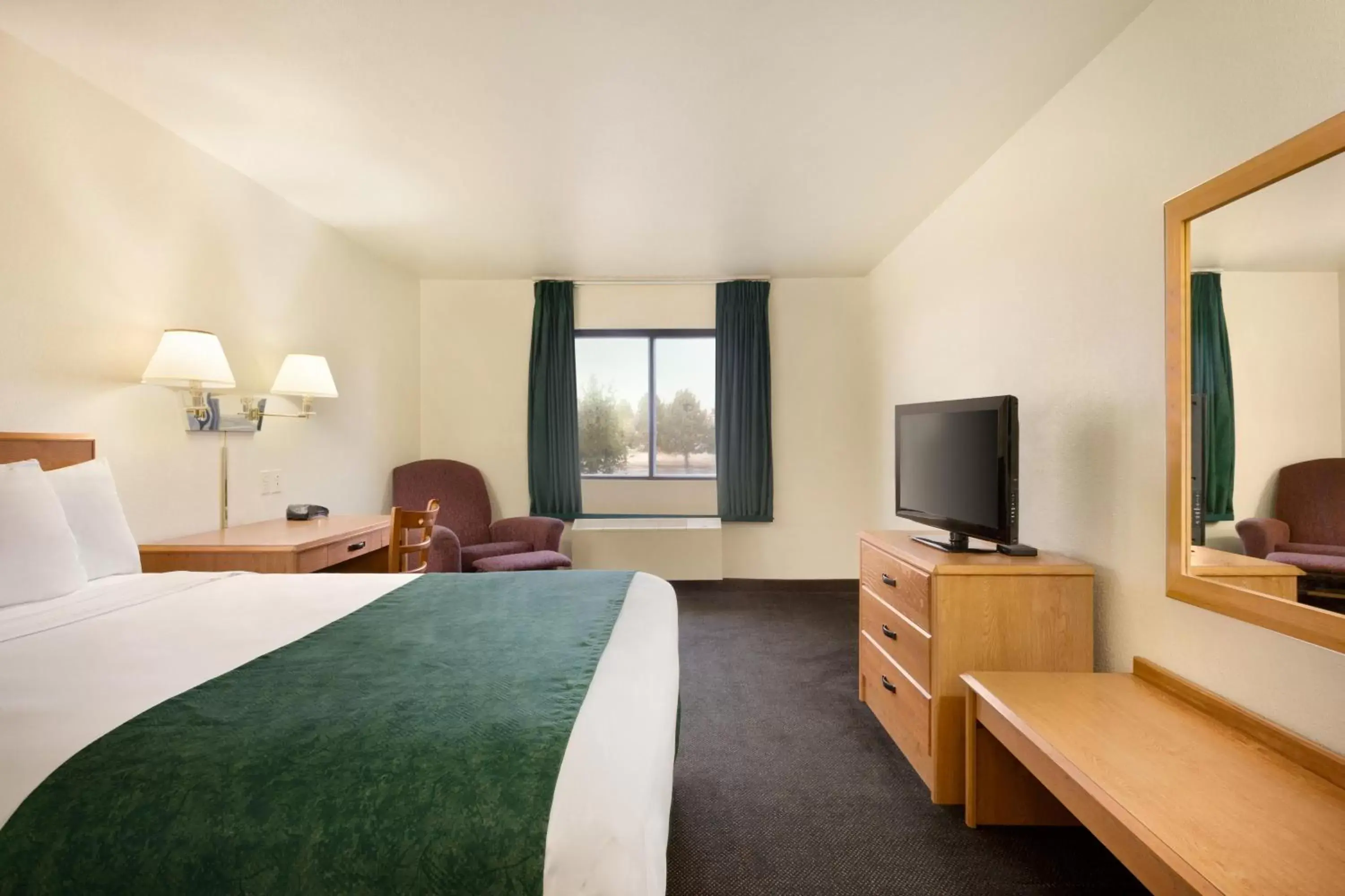 Bedroom, TV/Entertainment Center in Travelodge by Wyndham Alpine