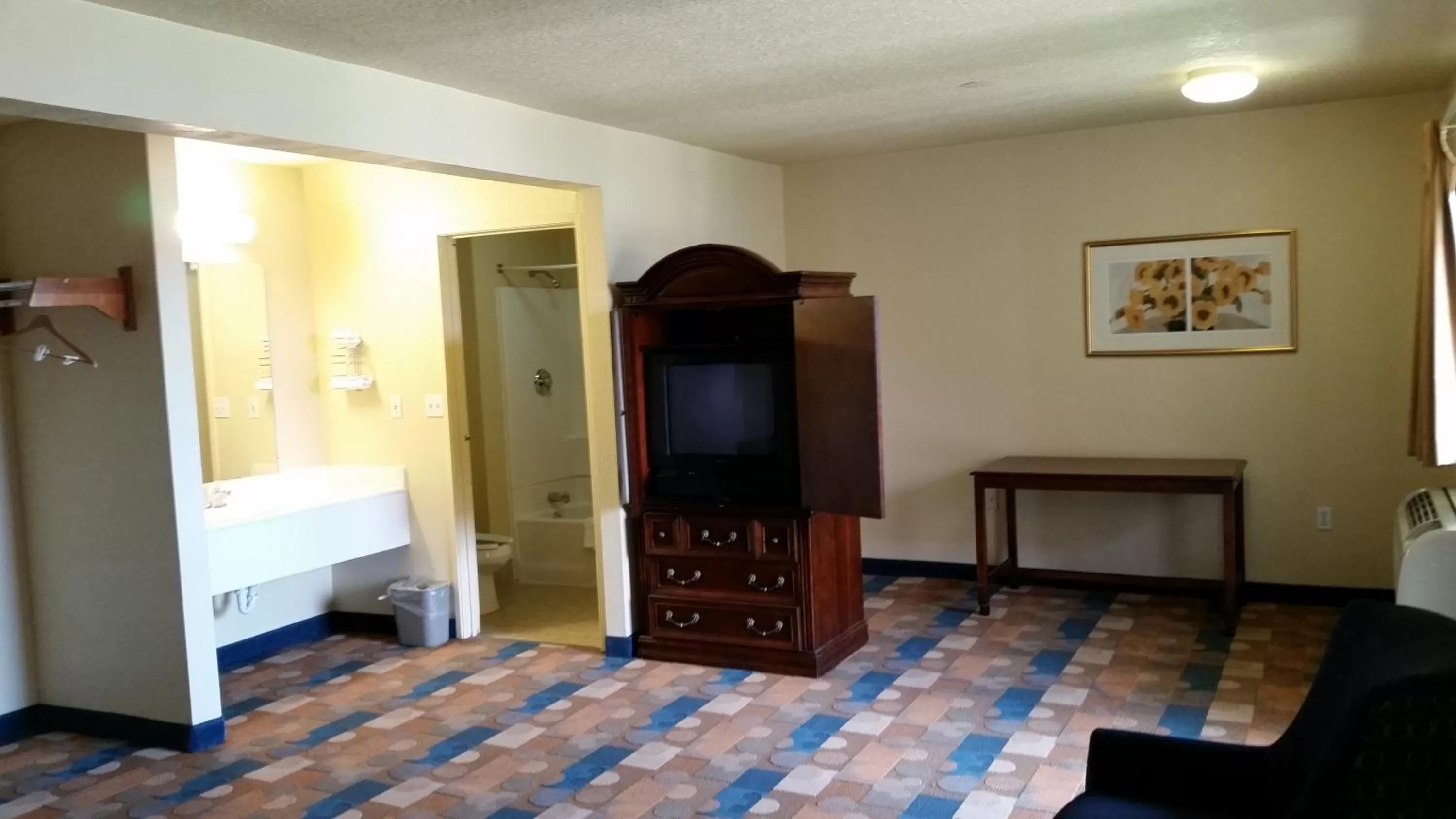 Decorative detail, Bed in Travel Inn Motel