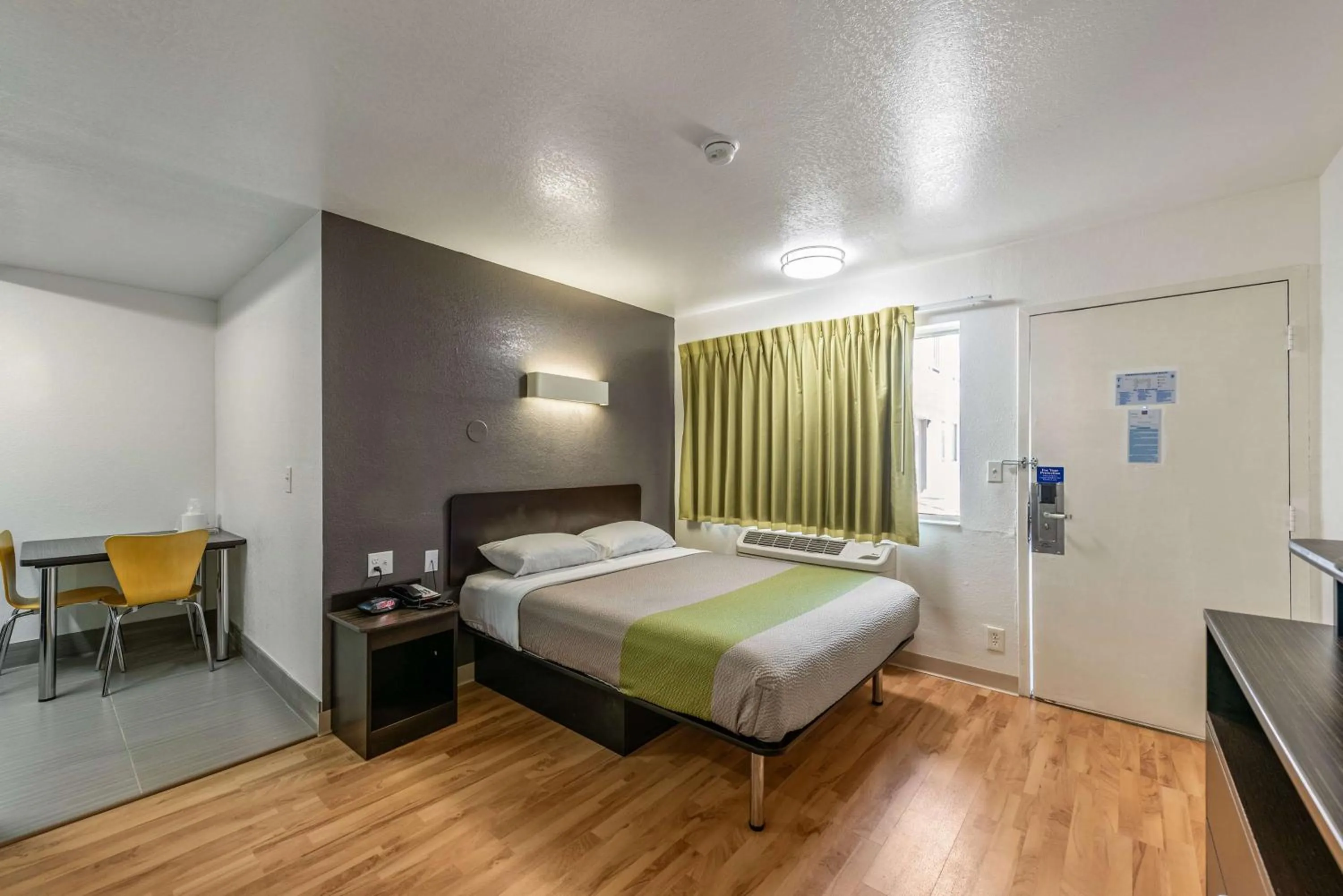 Photo of the whole room, Bed in Studio 6-Monroe, LA - Hwy 165