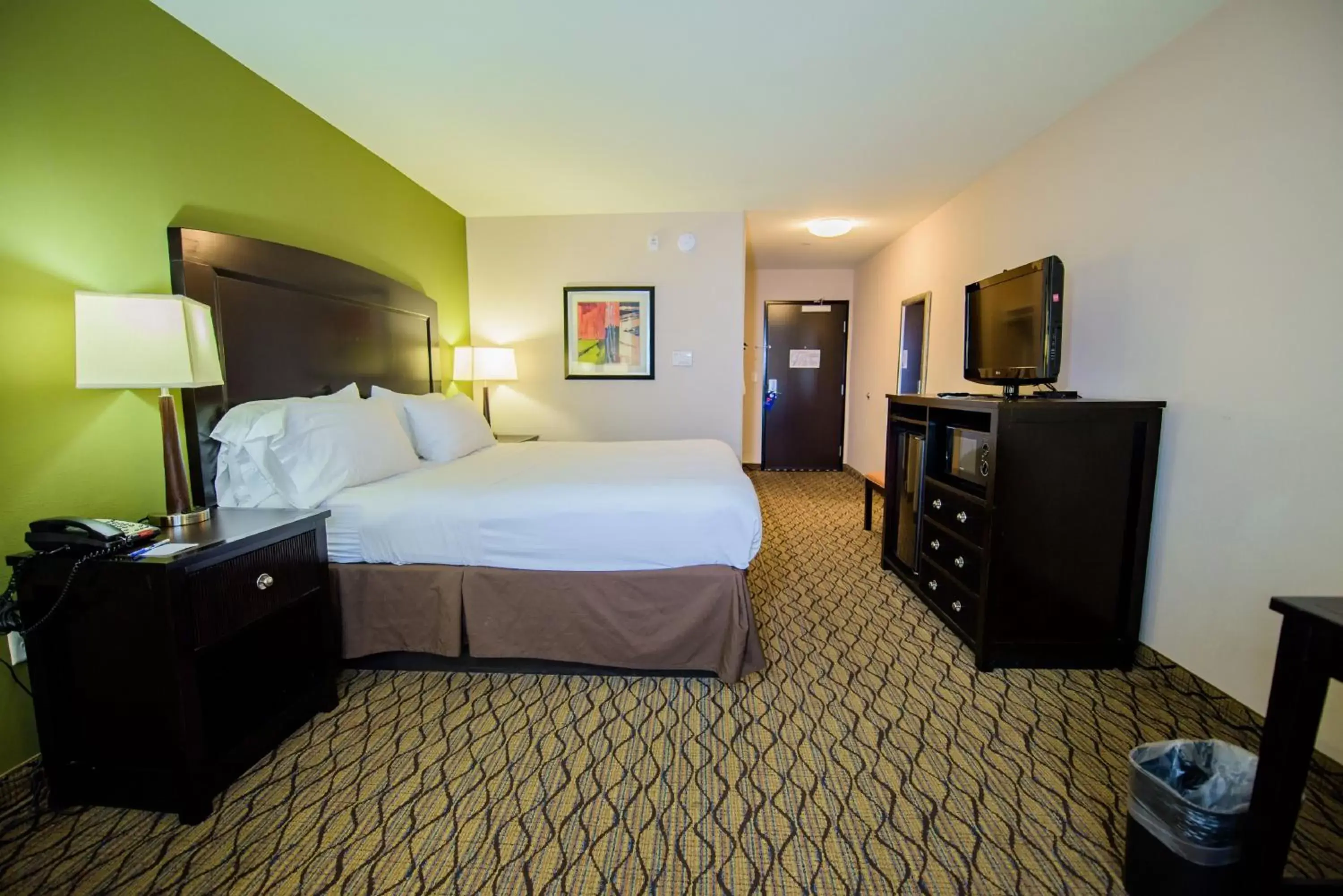 Photo of the whole room, Bed in Holiday Inn Express Tulsa South Bixby, an IHG Hotel