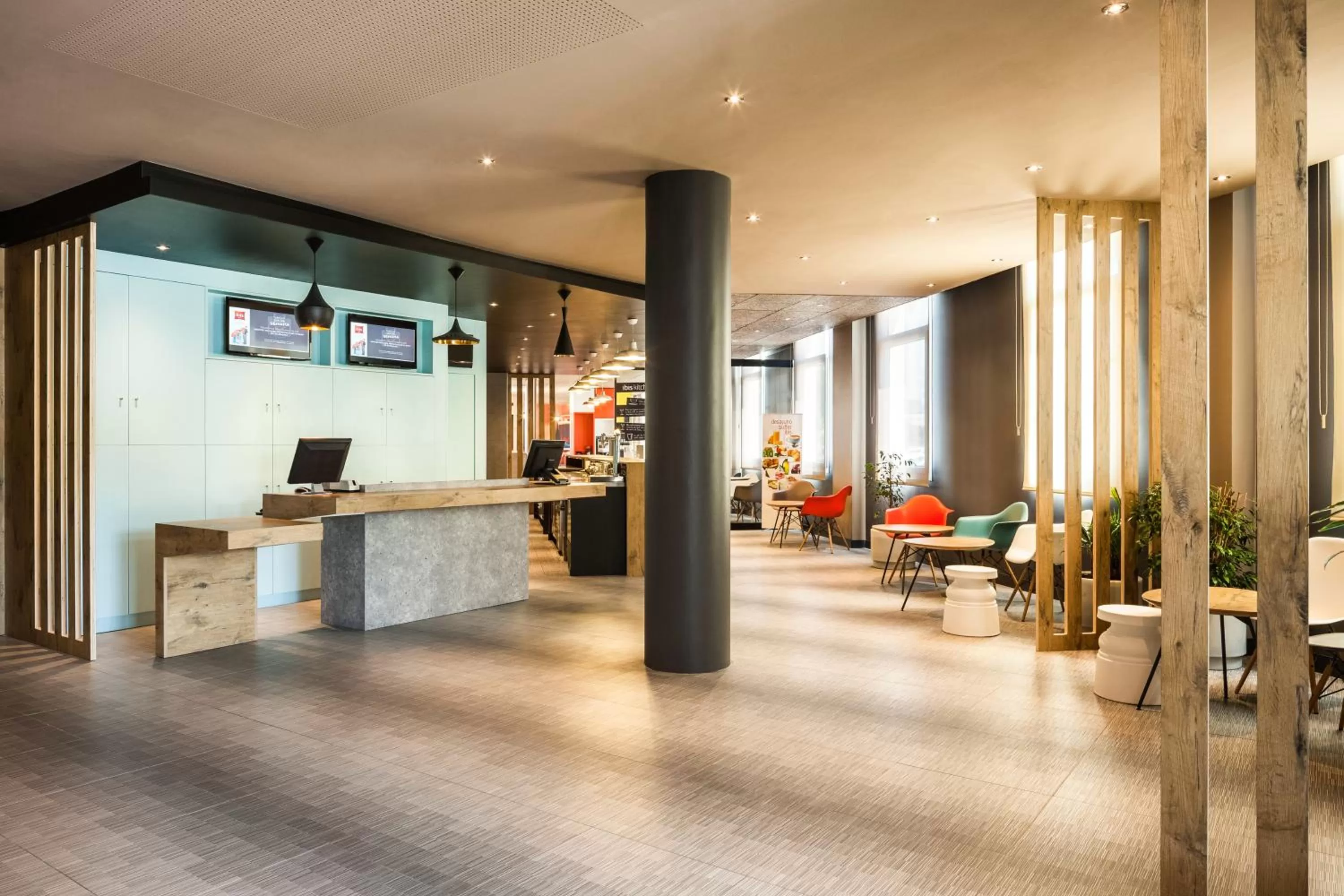 Lobby or reception in Ibis Sevilla