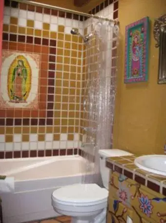 Bathroom in La Dona Luz Inn an Historic B&B