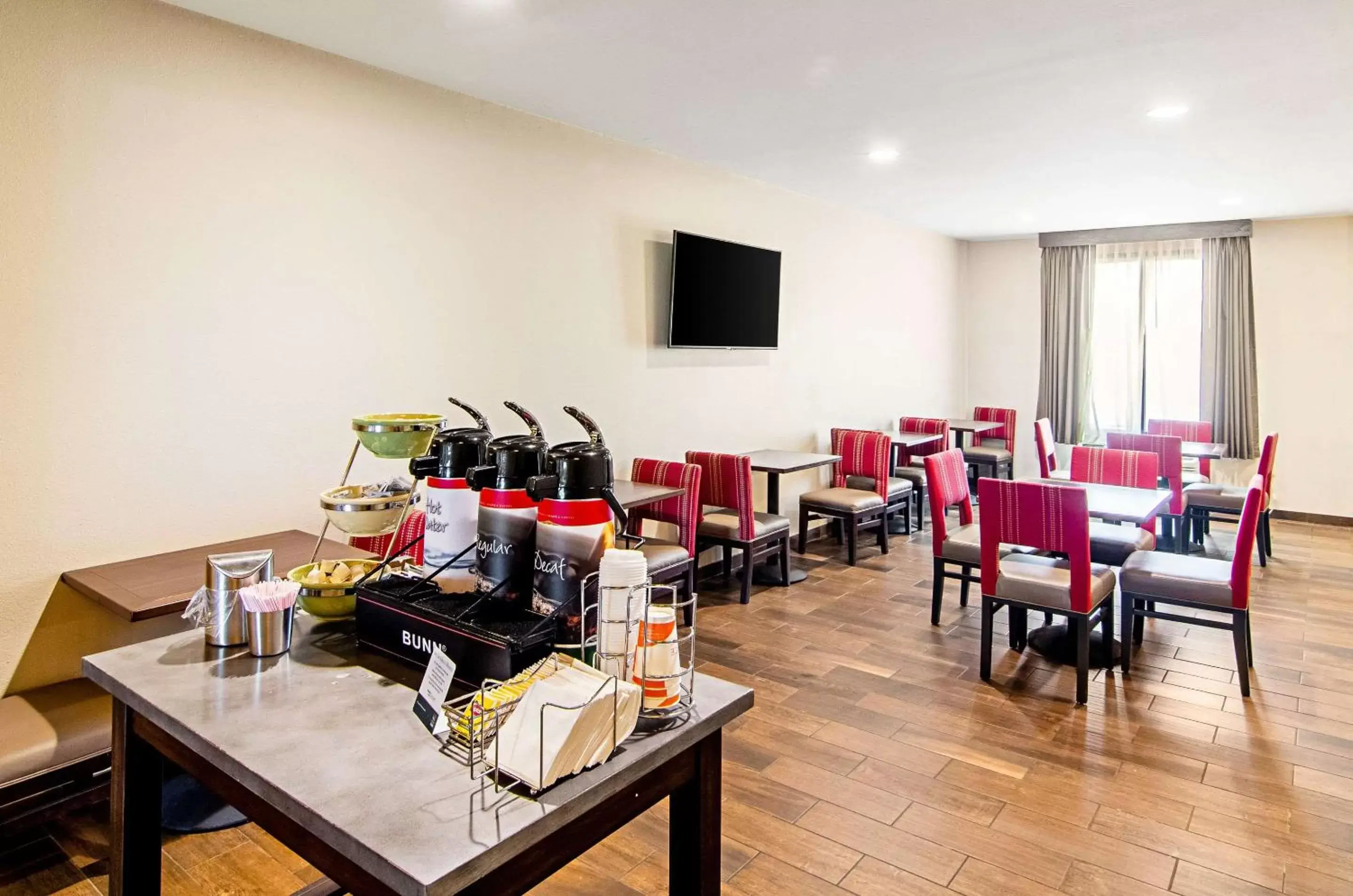 Restaurant/Places to Eat in Quality Inn & Suites Near Tanger Outlet Mall