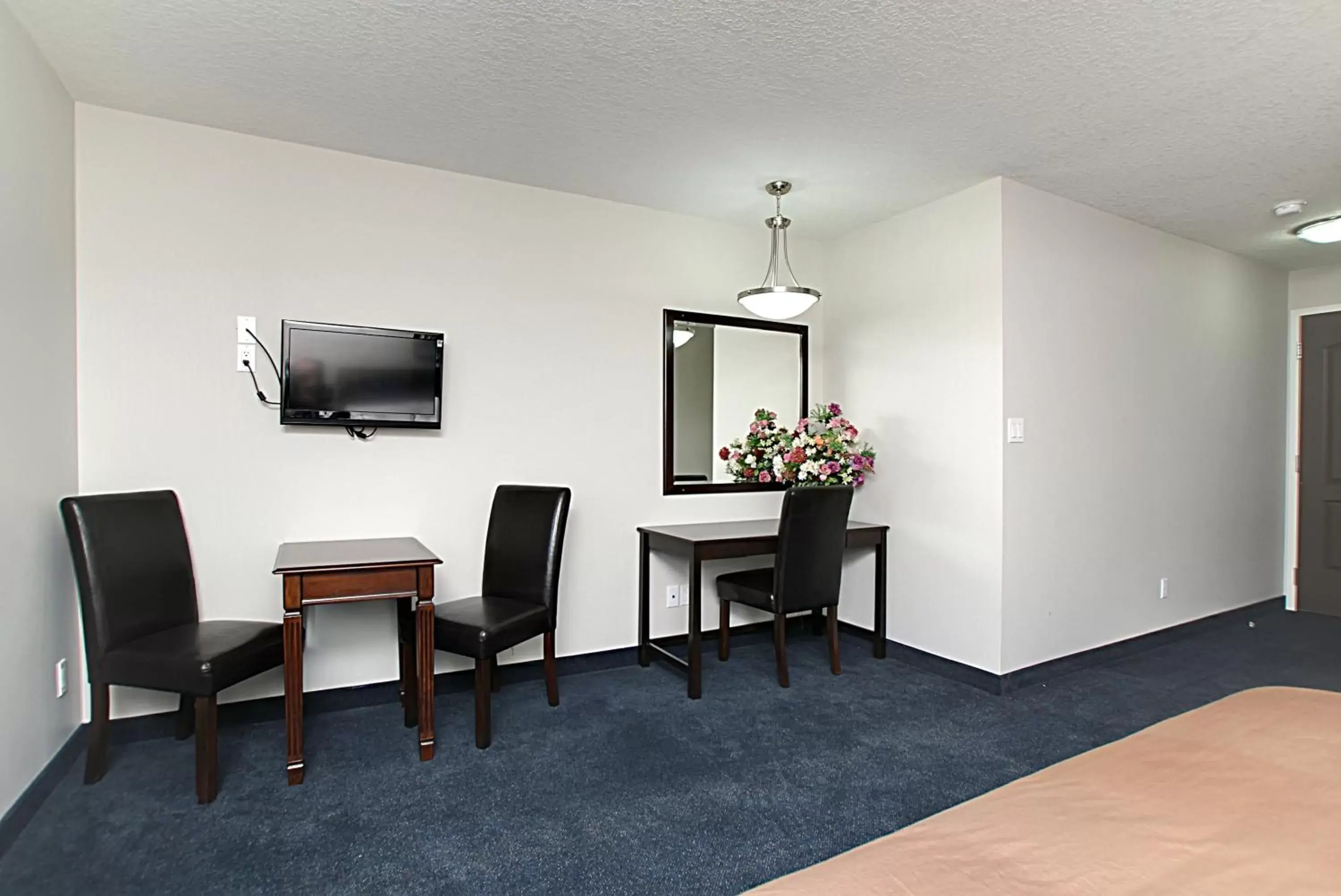 Seating area, TV/Entertainment Center in Travelodge by Wyndham Wetaskiwin