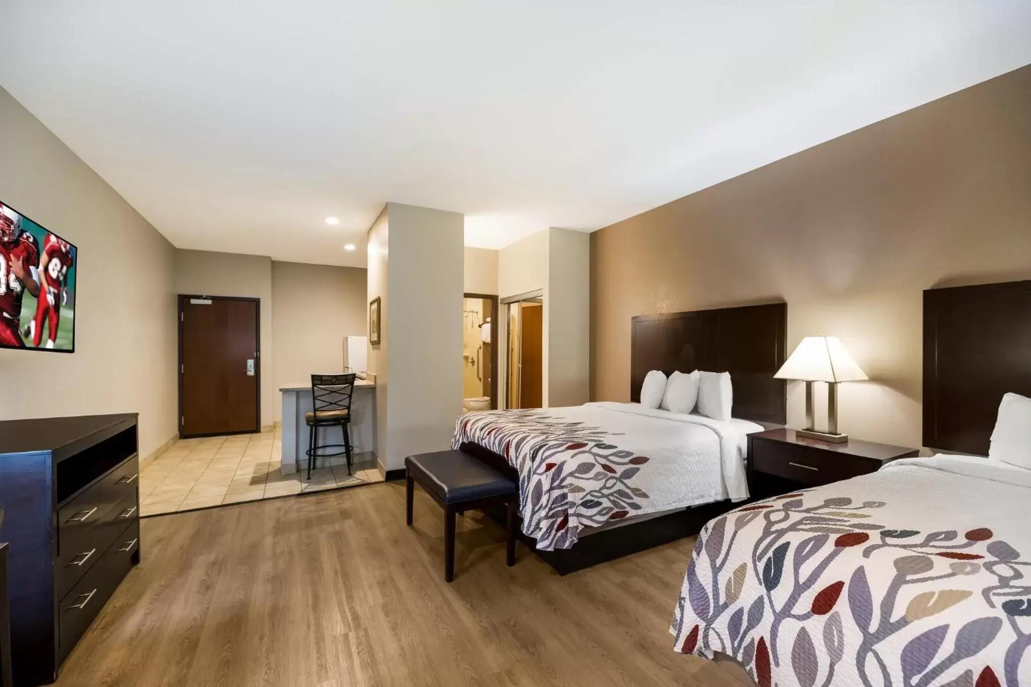 Photo of the whole room, TV/Entertainment Center in Red Roof Inn Pecos