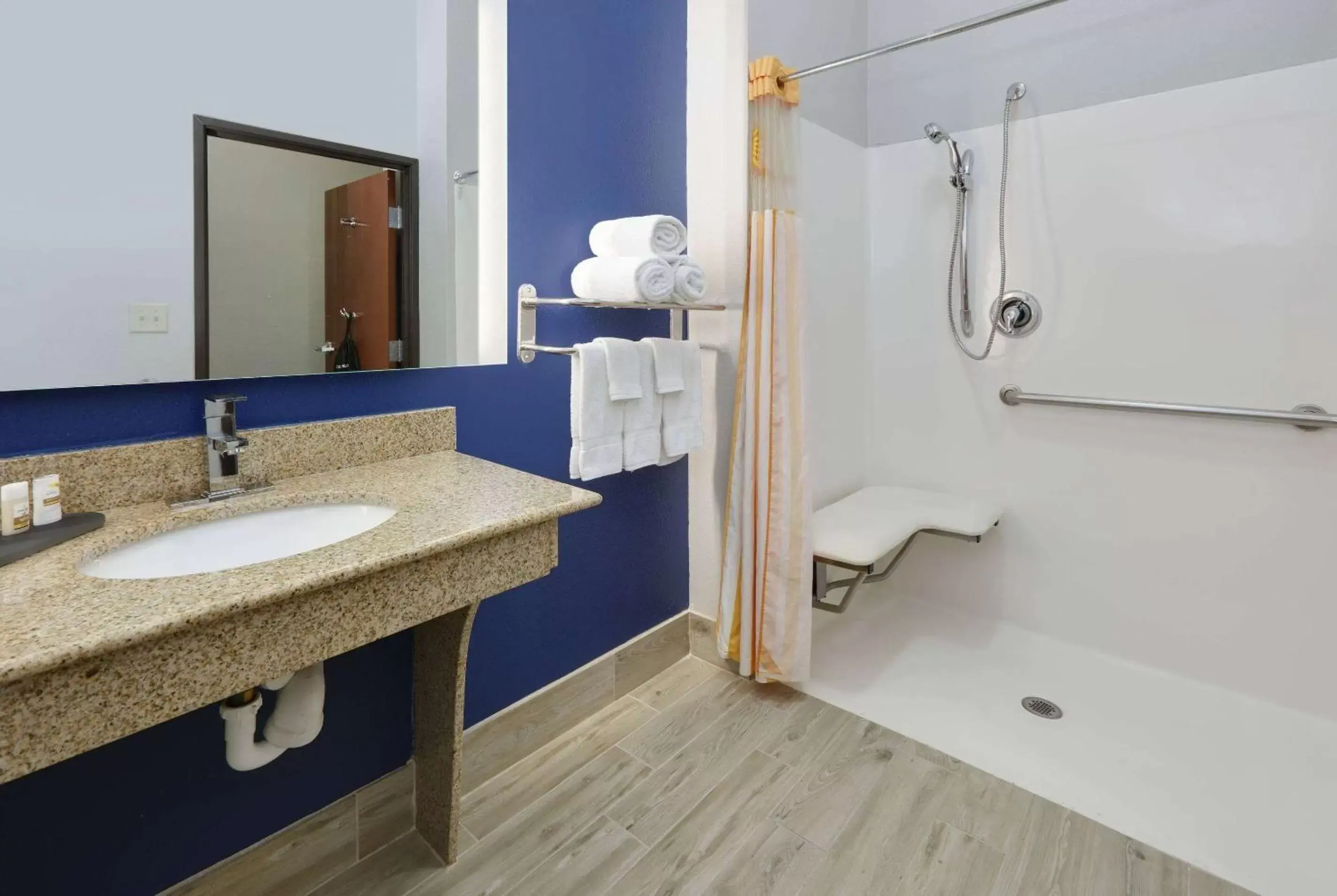 Bathroom in La Quinta by Wyndham Denton - University Drive