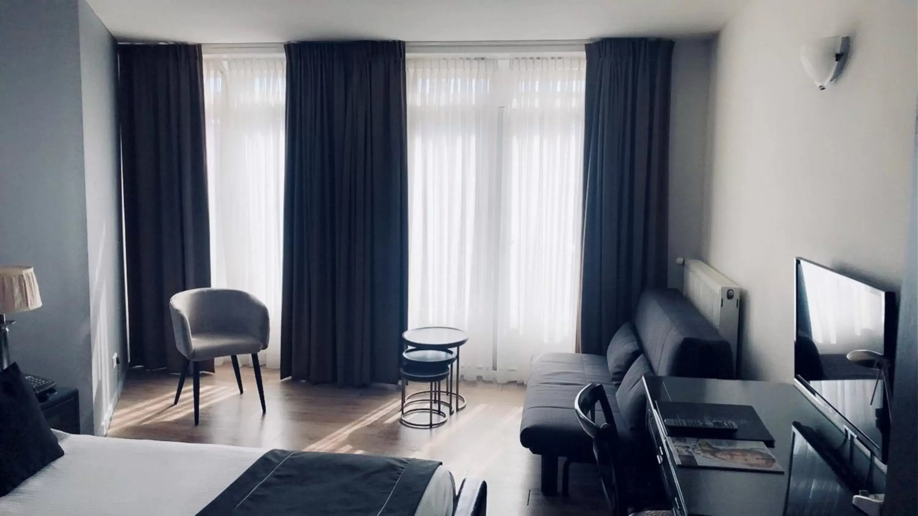 Bedroom, Seating Area in Hotel Chariot