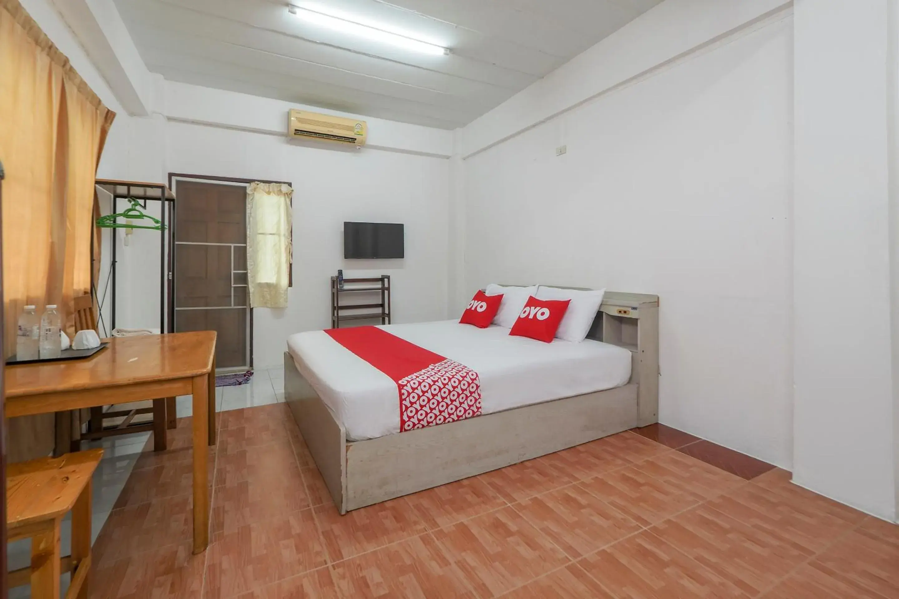 Bedroom, Bed in OYO 471 Sunshine Apartment (Vaccinated Staff)