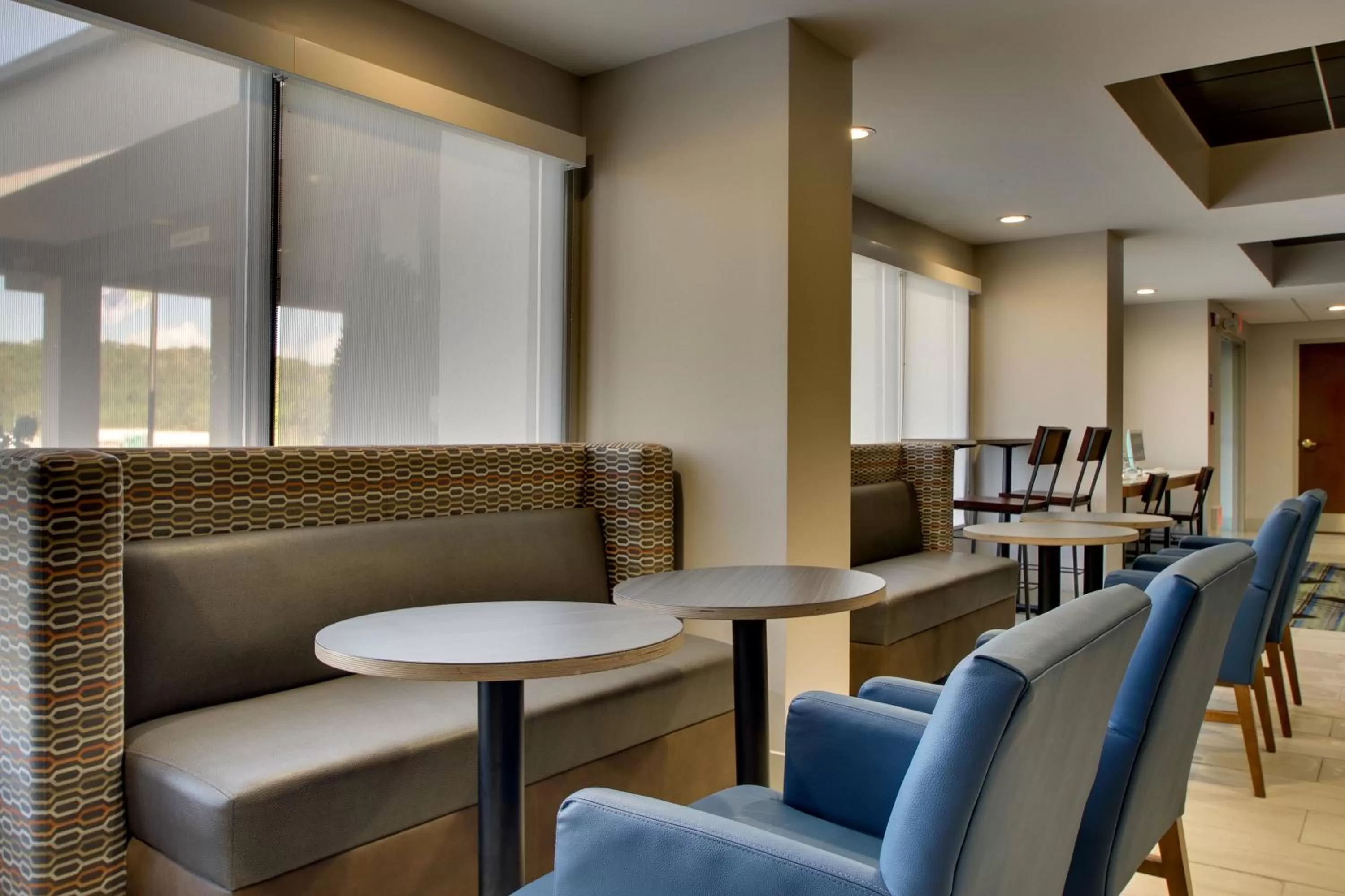 Breakfast in Holiday Inn Express - Horse Cave by IHG