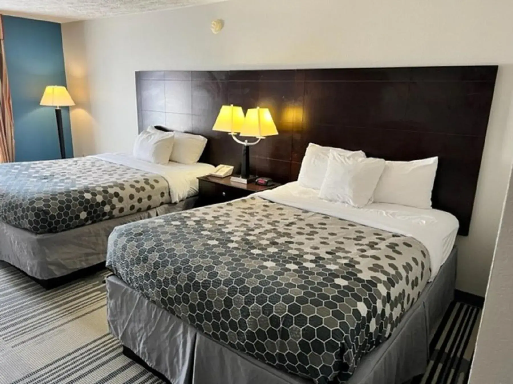 Bed in Super Inn and Suites Philadelphia