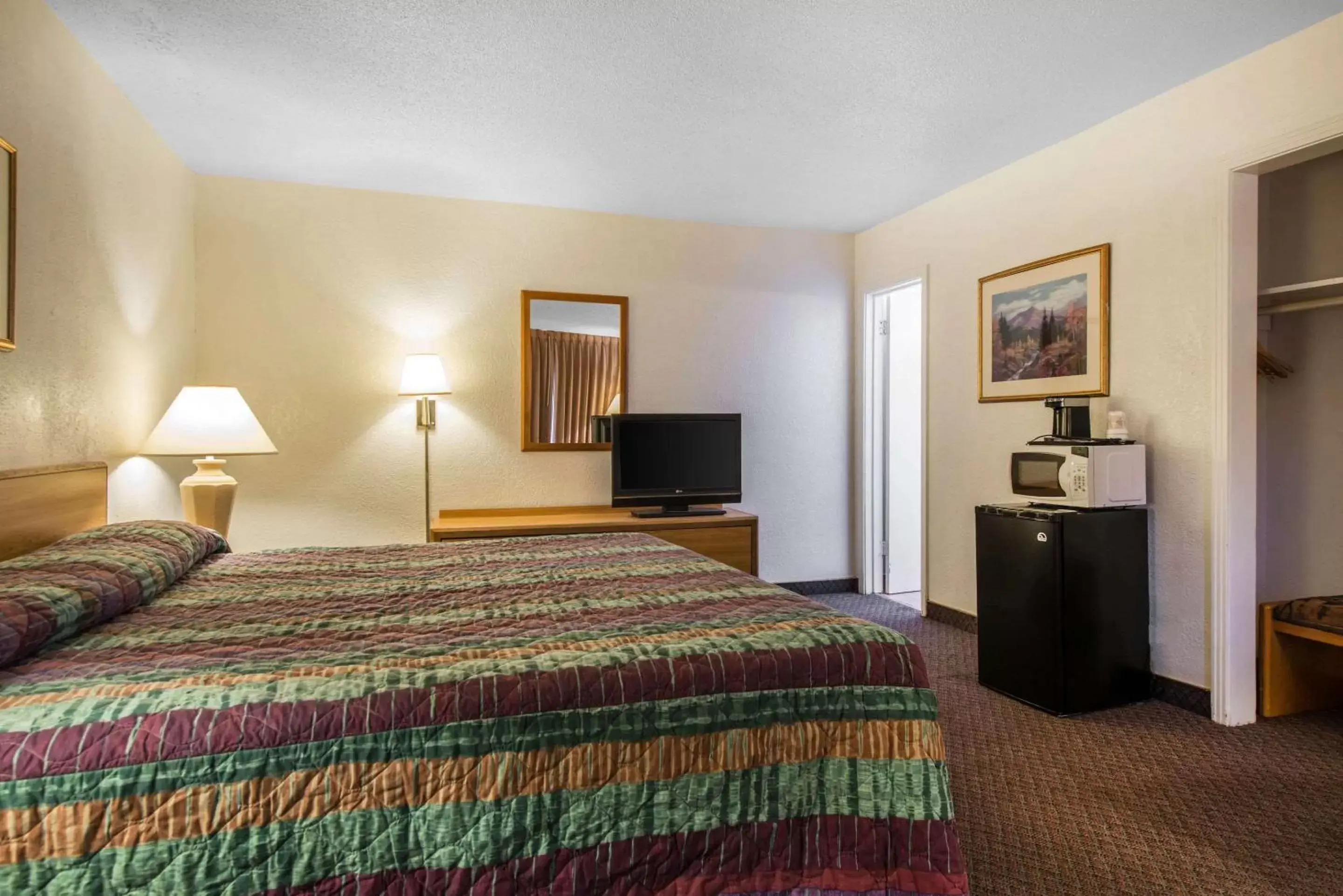 Photo of the whole room, Bed in Rodeway Inn & Suites Colorado Springs