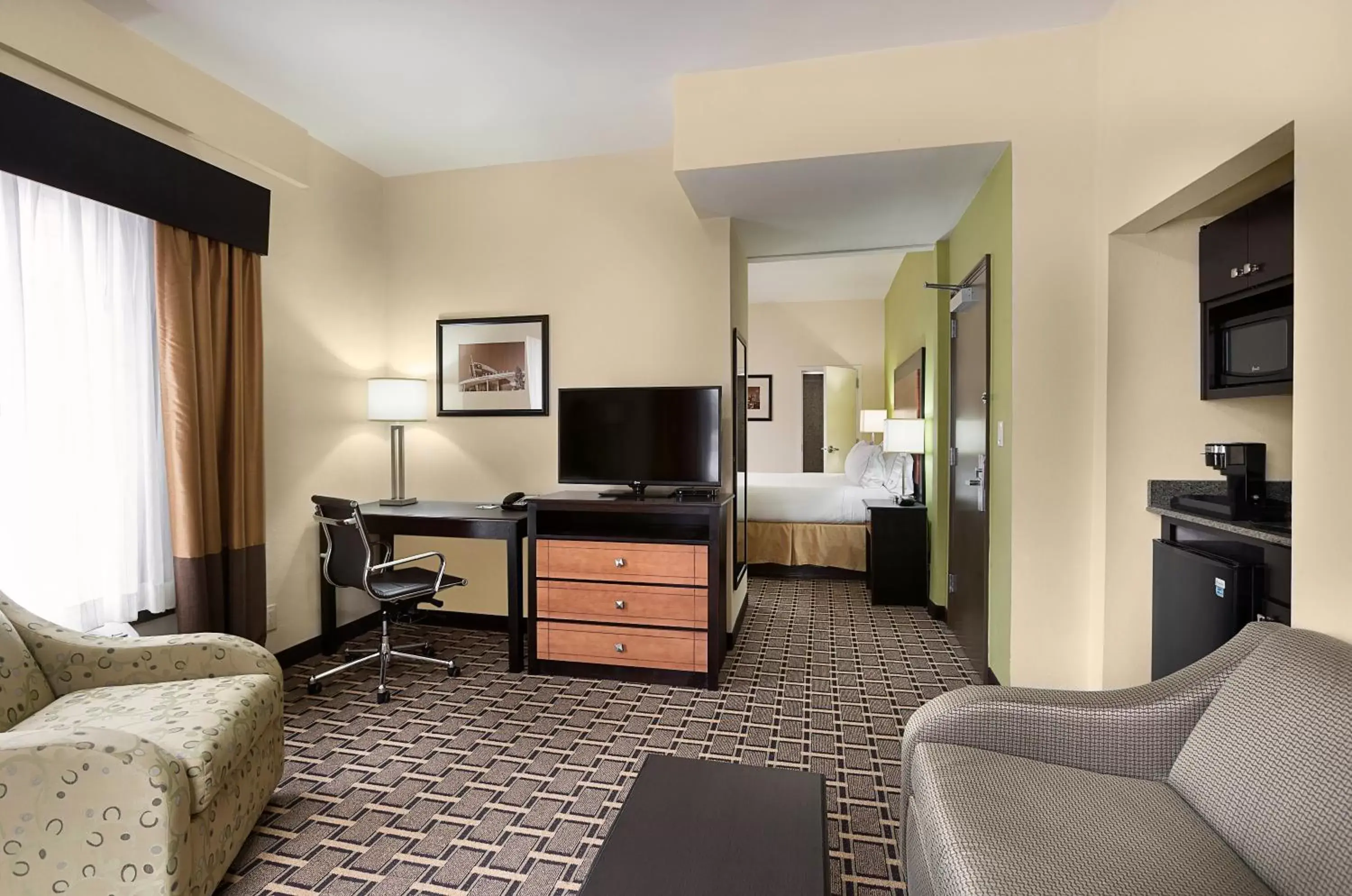 Living room, TV/Entertainment Center in Holiday Inn Express & Suites - Atlanta Downtown, an IHG Hotel