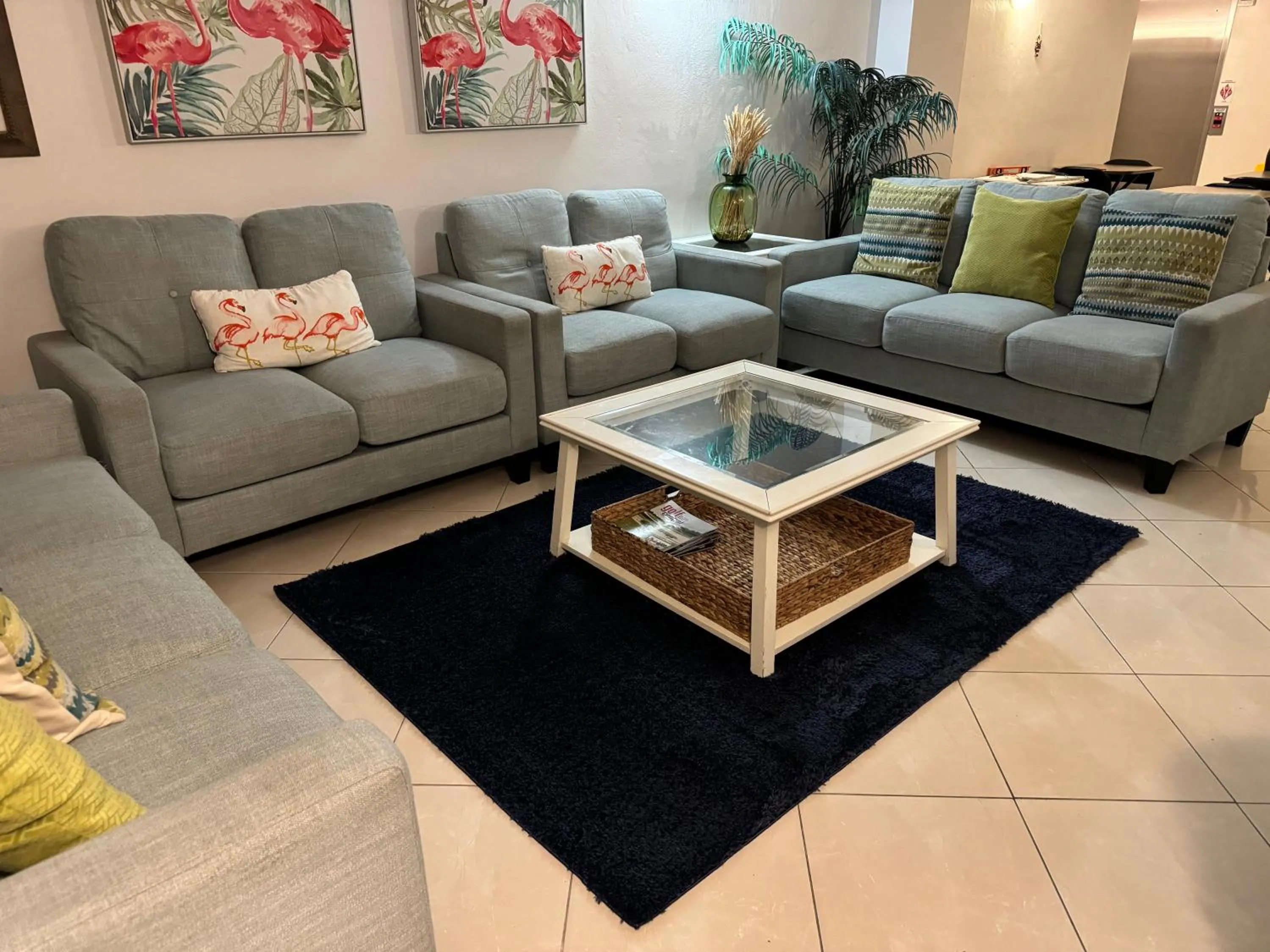 Seating area in Emerald Shores Hotel - Daytona Beach