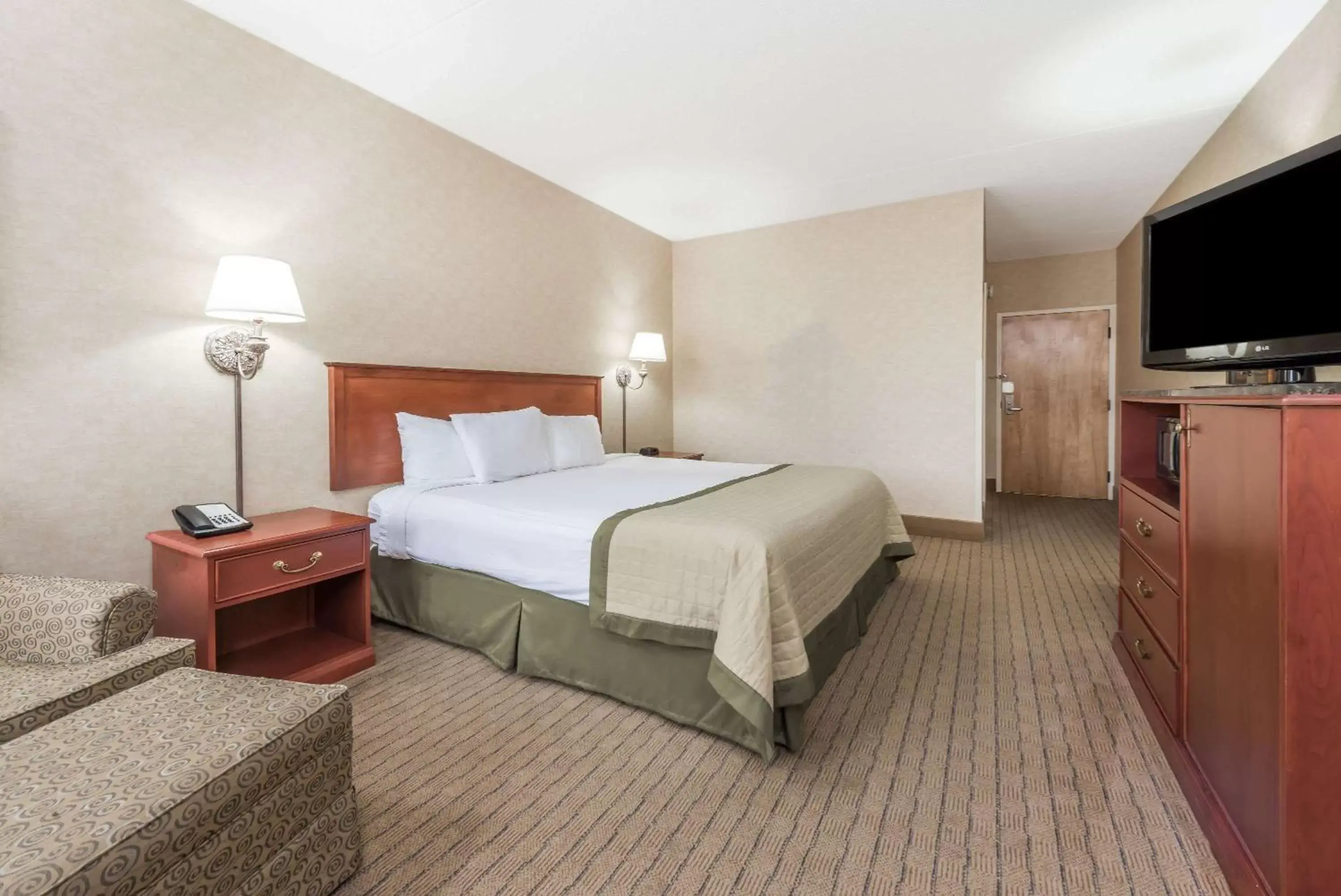 Photo of the whole room, Bed in Baymont by Wyndham Indianapolis South