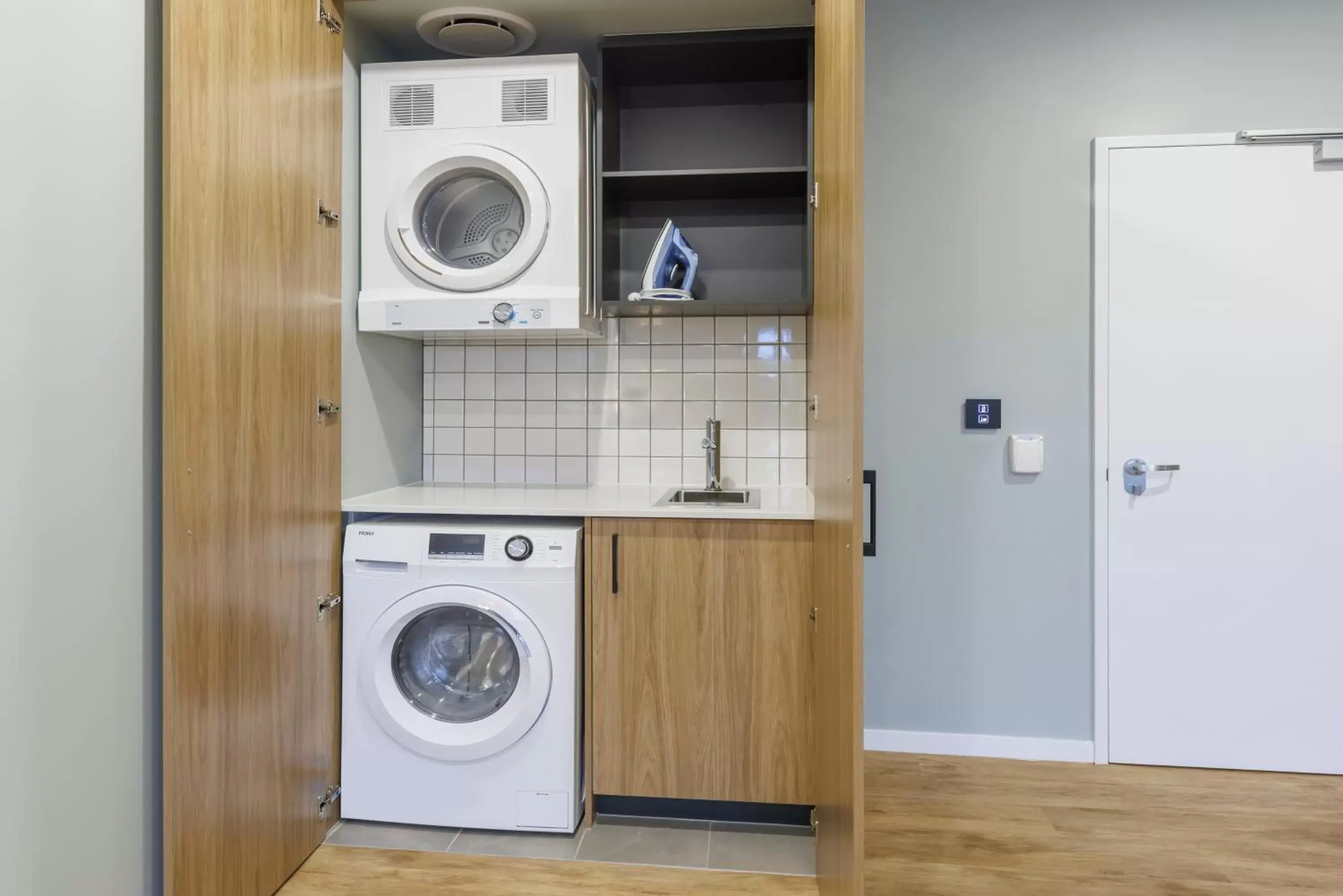 Kitchen/Kitchenette in Best Western Plus North Lakes Hotel