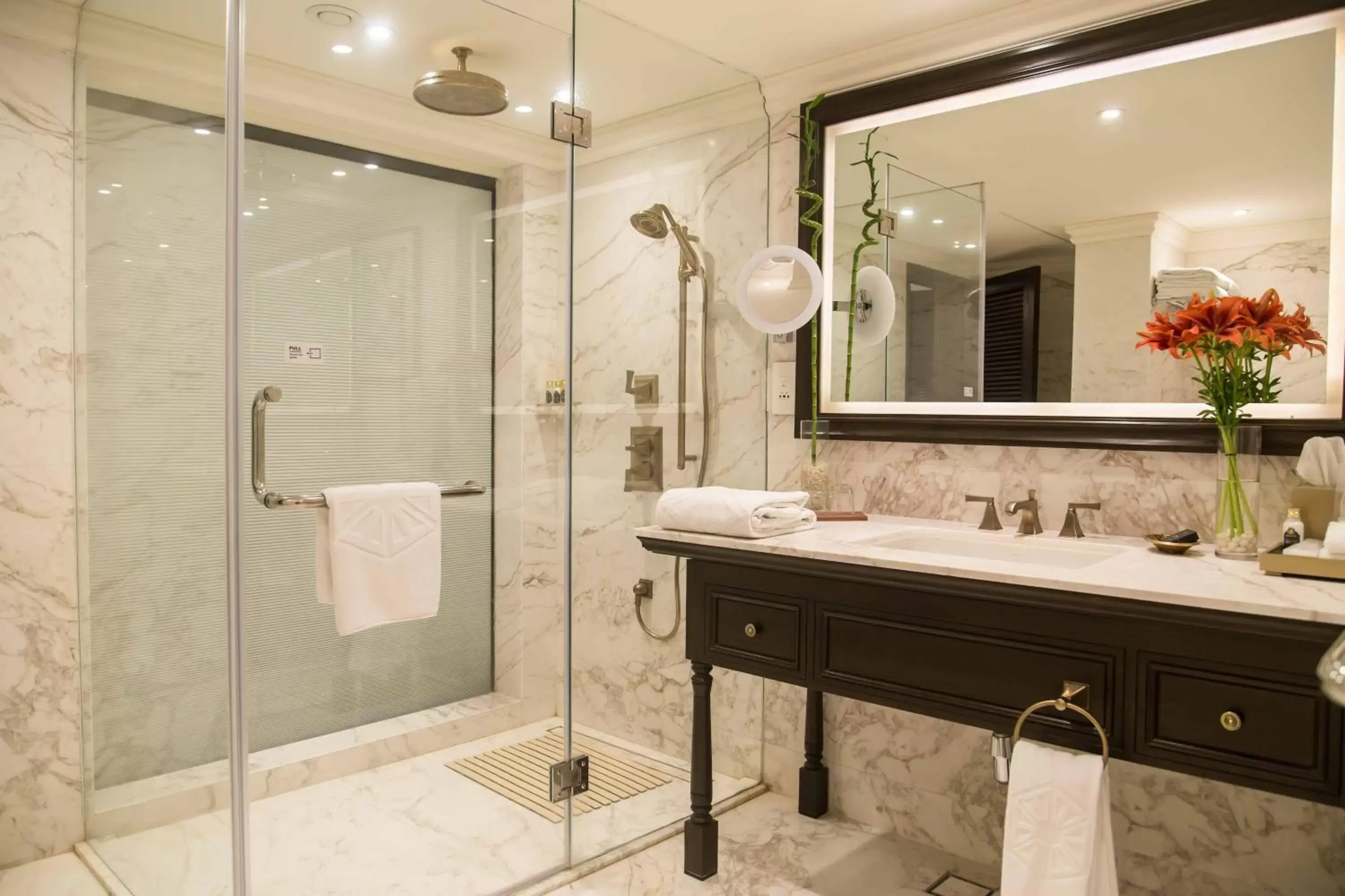 Luxury Suite in Taj Bengal Luxury Suite in Taj Bengal