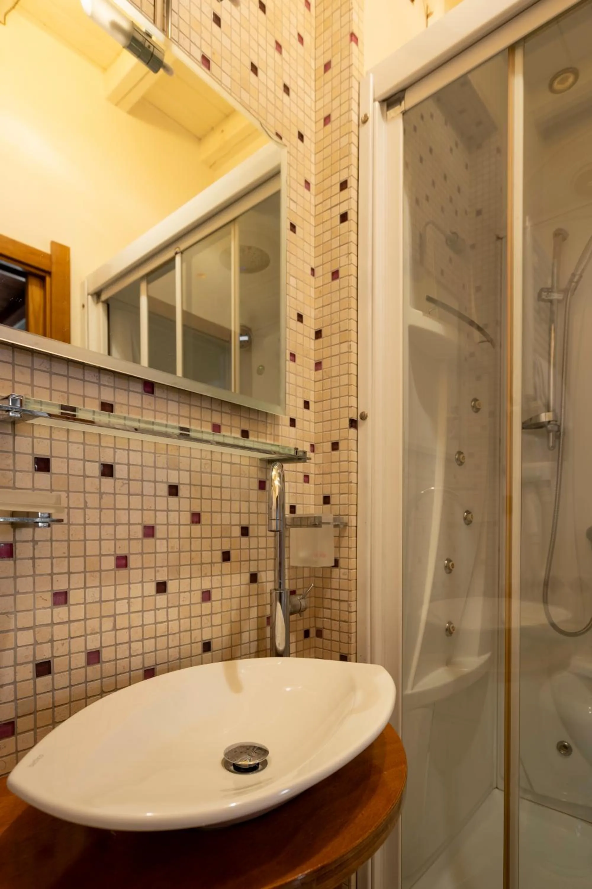 Shower in Condotti Rooms