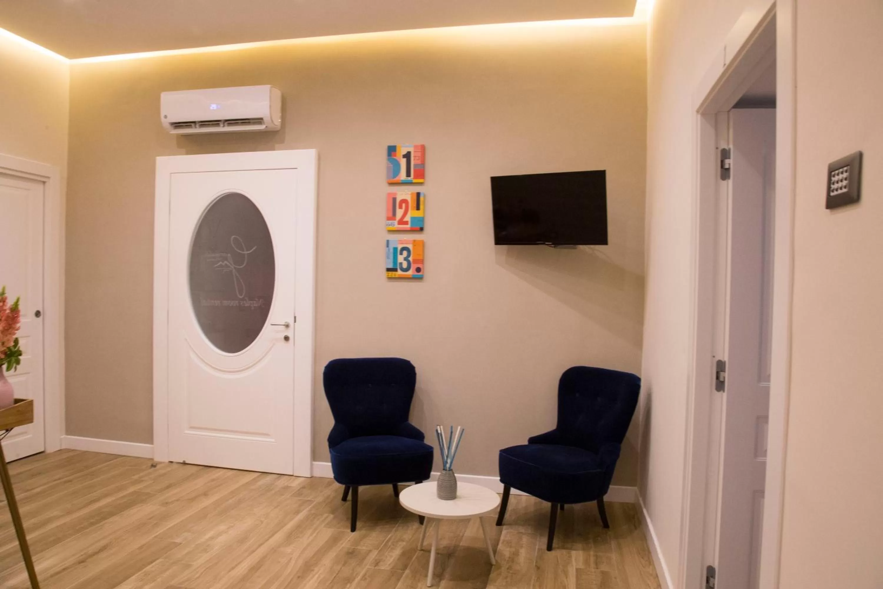 Communal lounge/ TV room, TV/Entertainment Center in Garibaldi Rooms