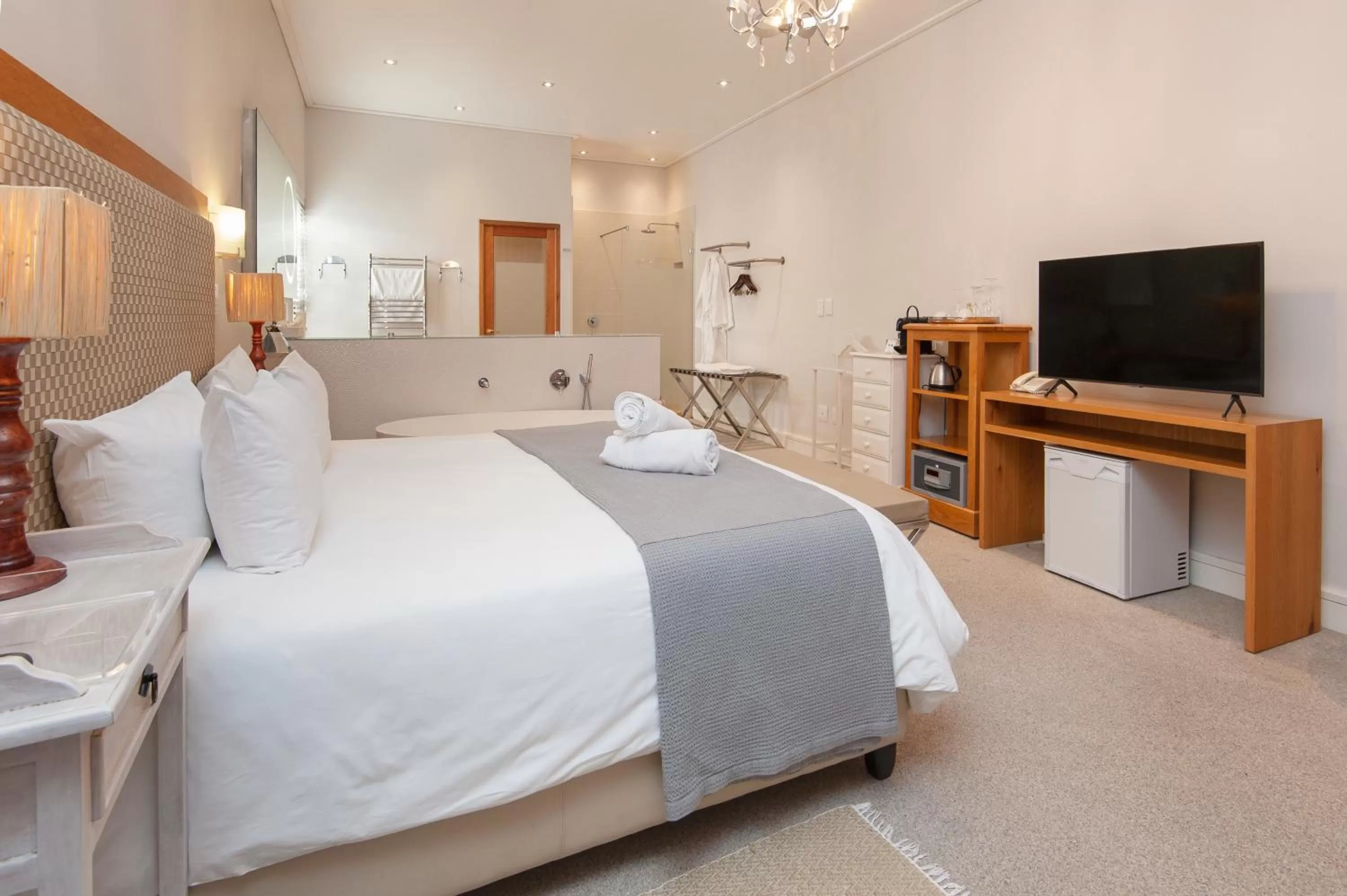 Bed in Harbour House Hotel - Manor House