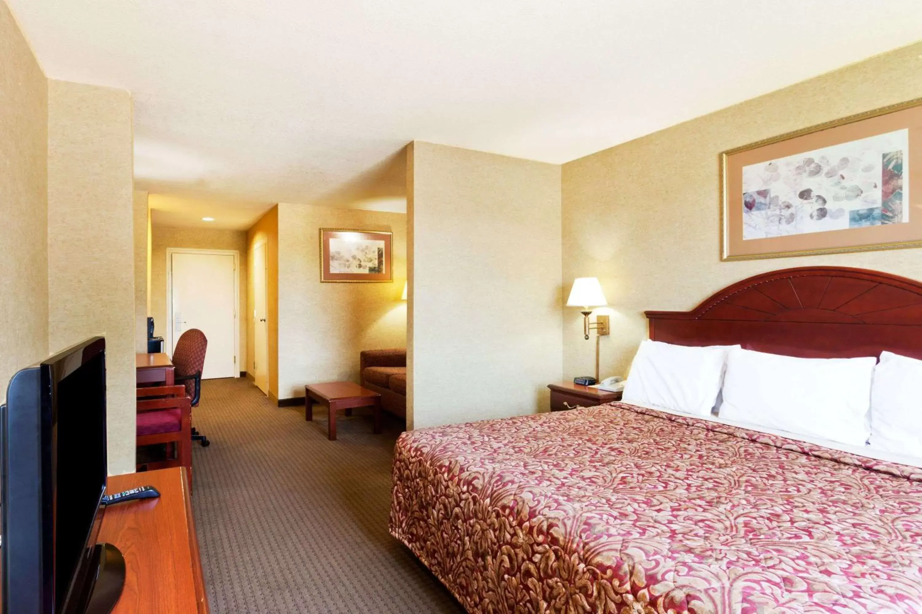 Photo of the whole room, Bed in Days Inn & Suites by Wyndham Wynne