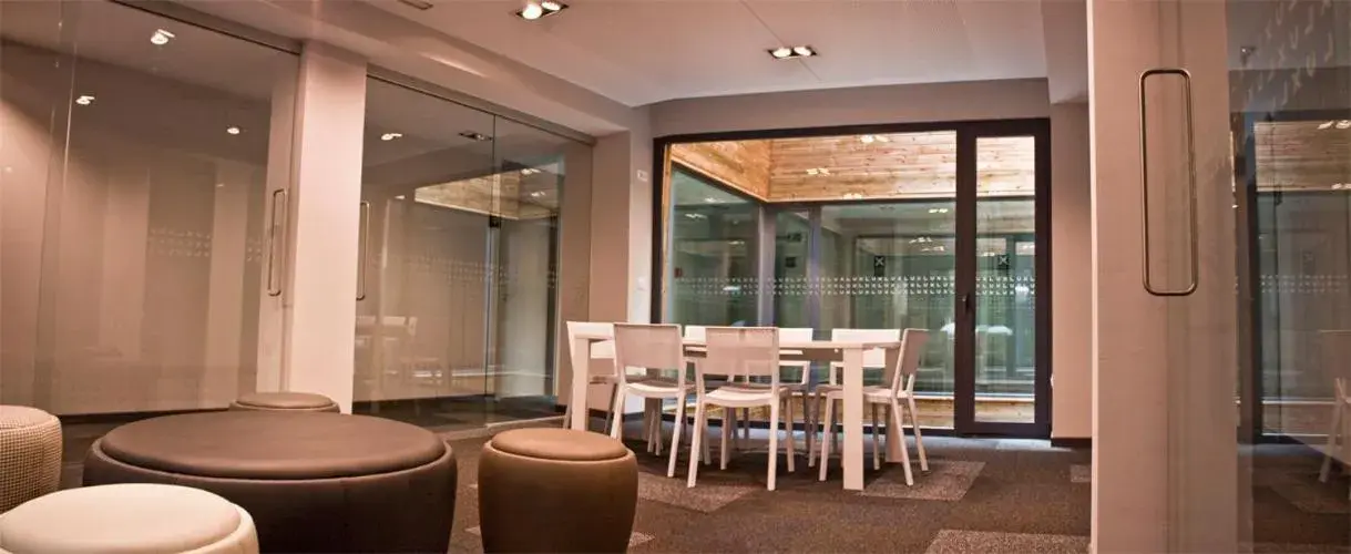 Business facilities, Restaurant/Places to Eat in Hotel Lux Santiago