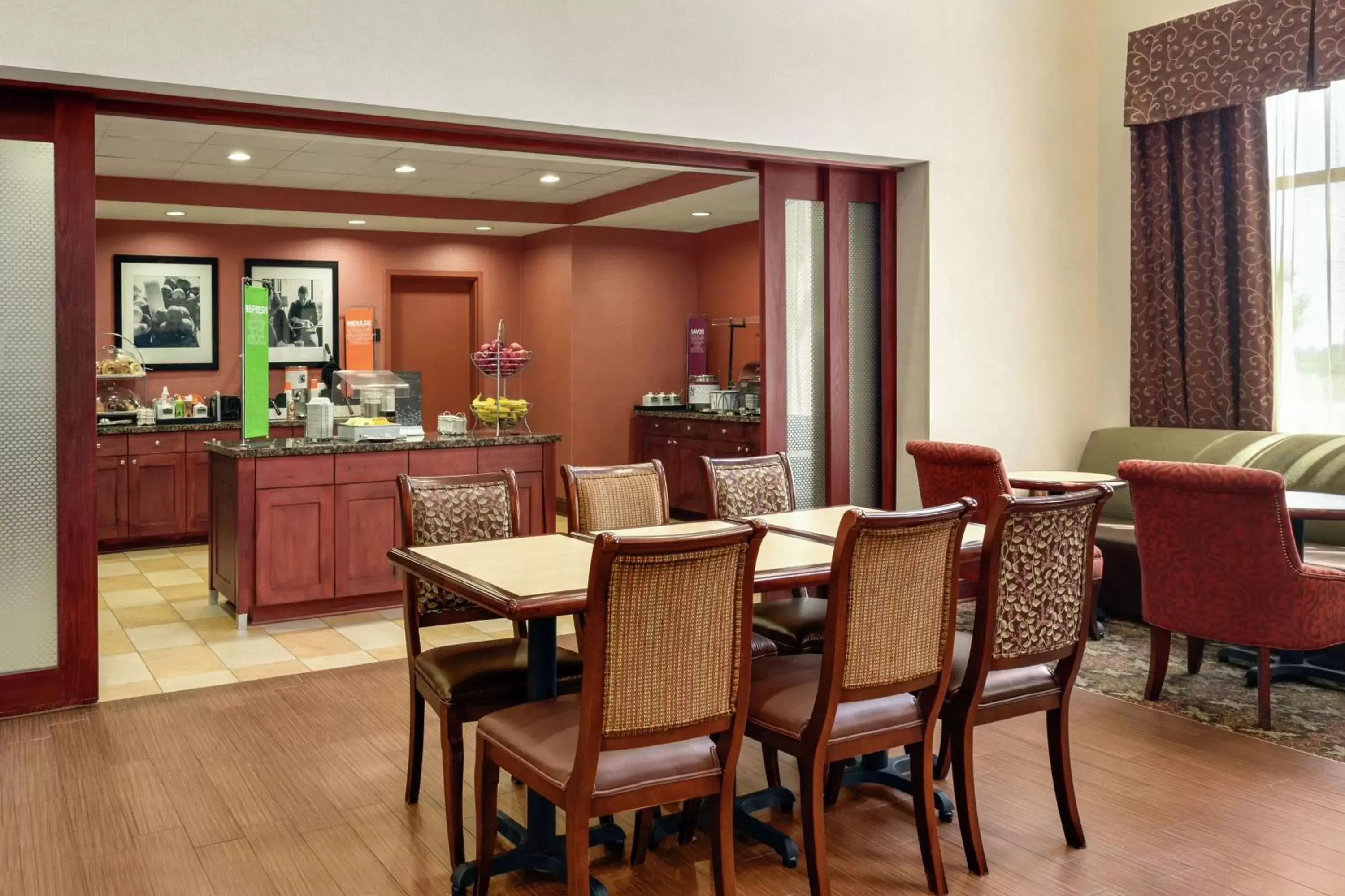 Dining area, Restaurant/Places to Eat in Hampton Inn & Suites Prattville