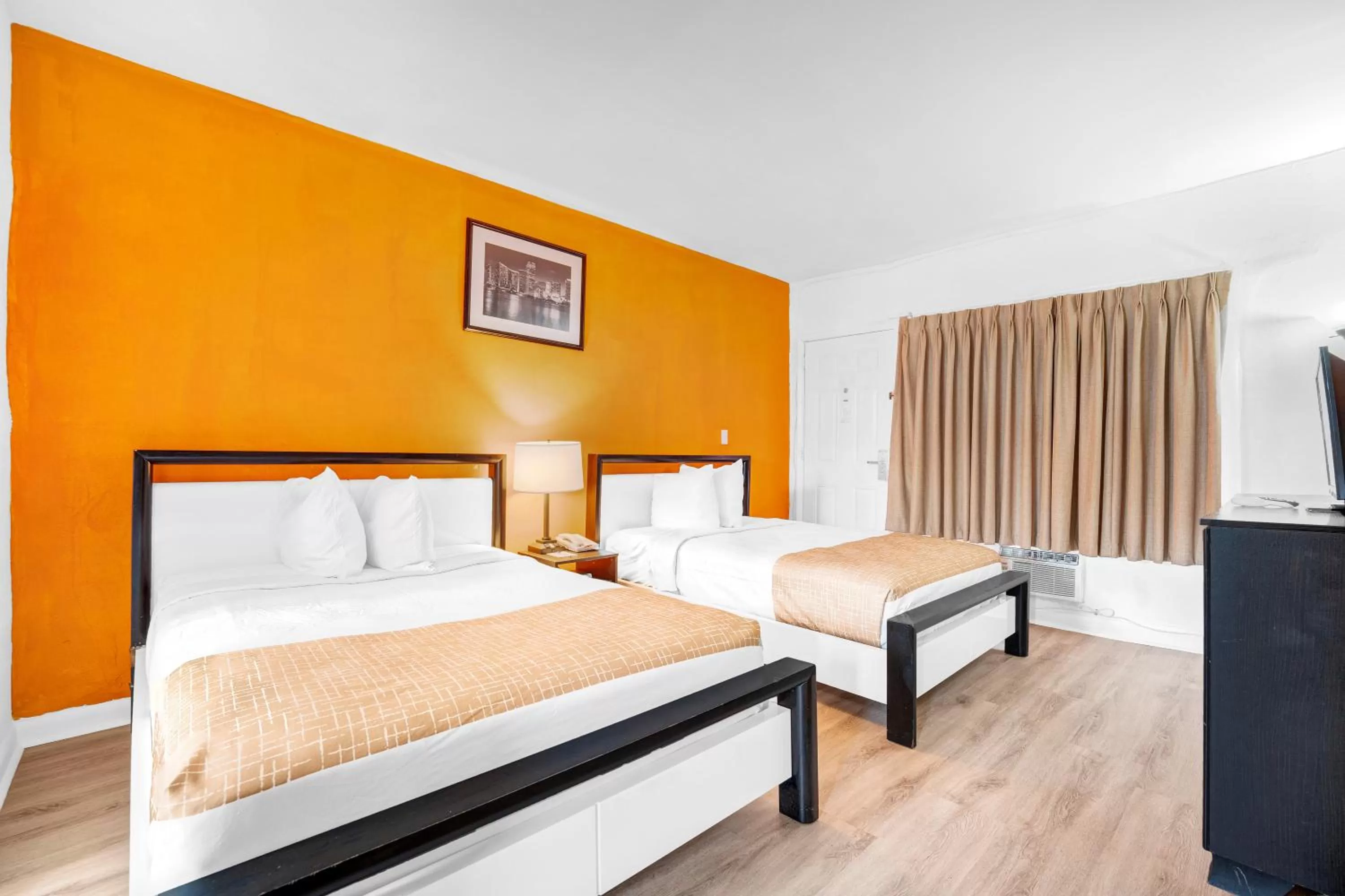 Photo of the whole room, Bed in Travelodge by Wyndham Miami Biscayne Bay