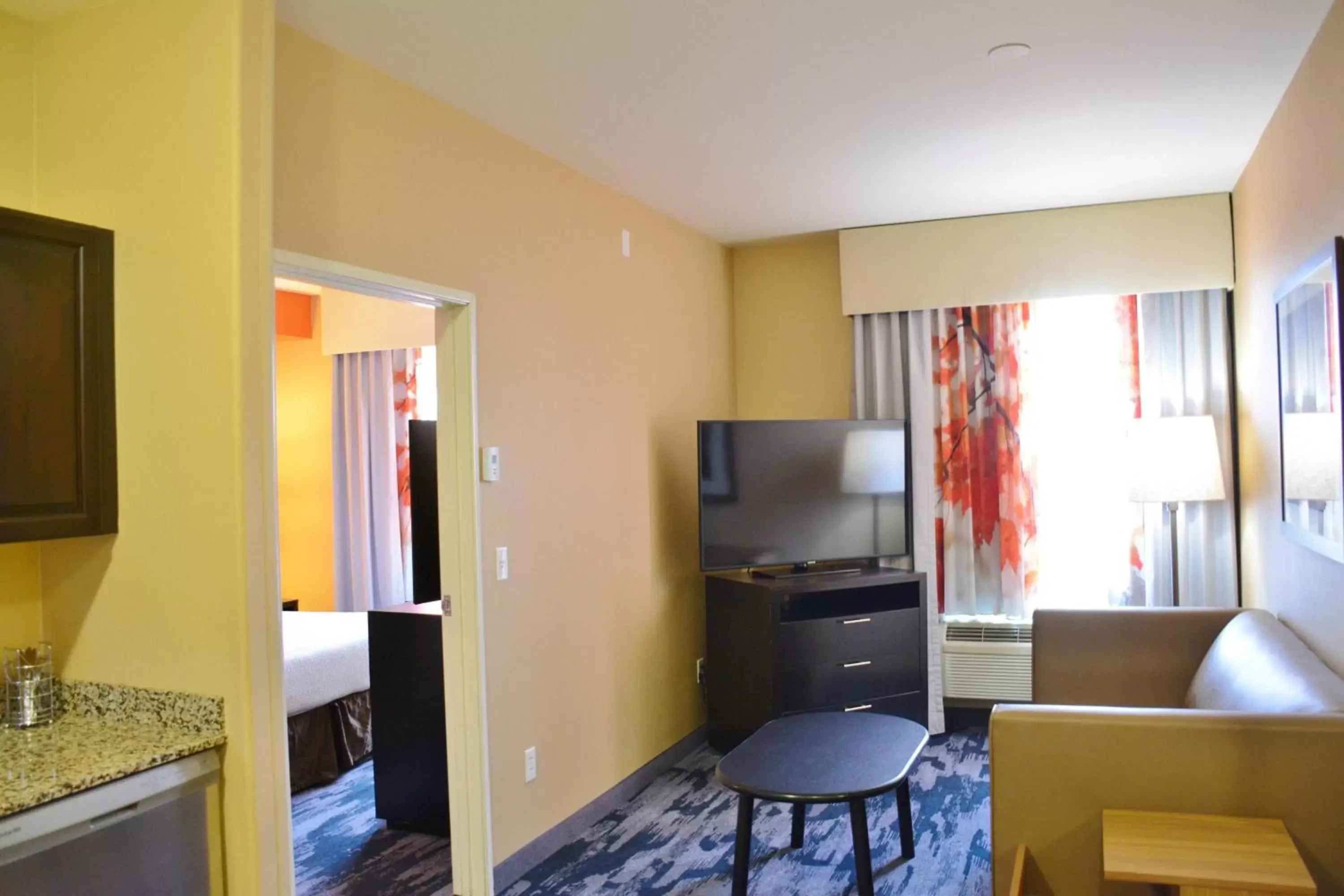 Bedroom, TV/Entertainment Center in Fairfield Inn & Suites by Marriott Grand Junction Downtown/Historic Main Street