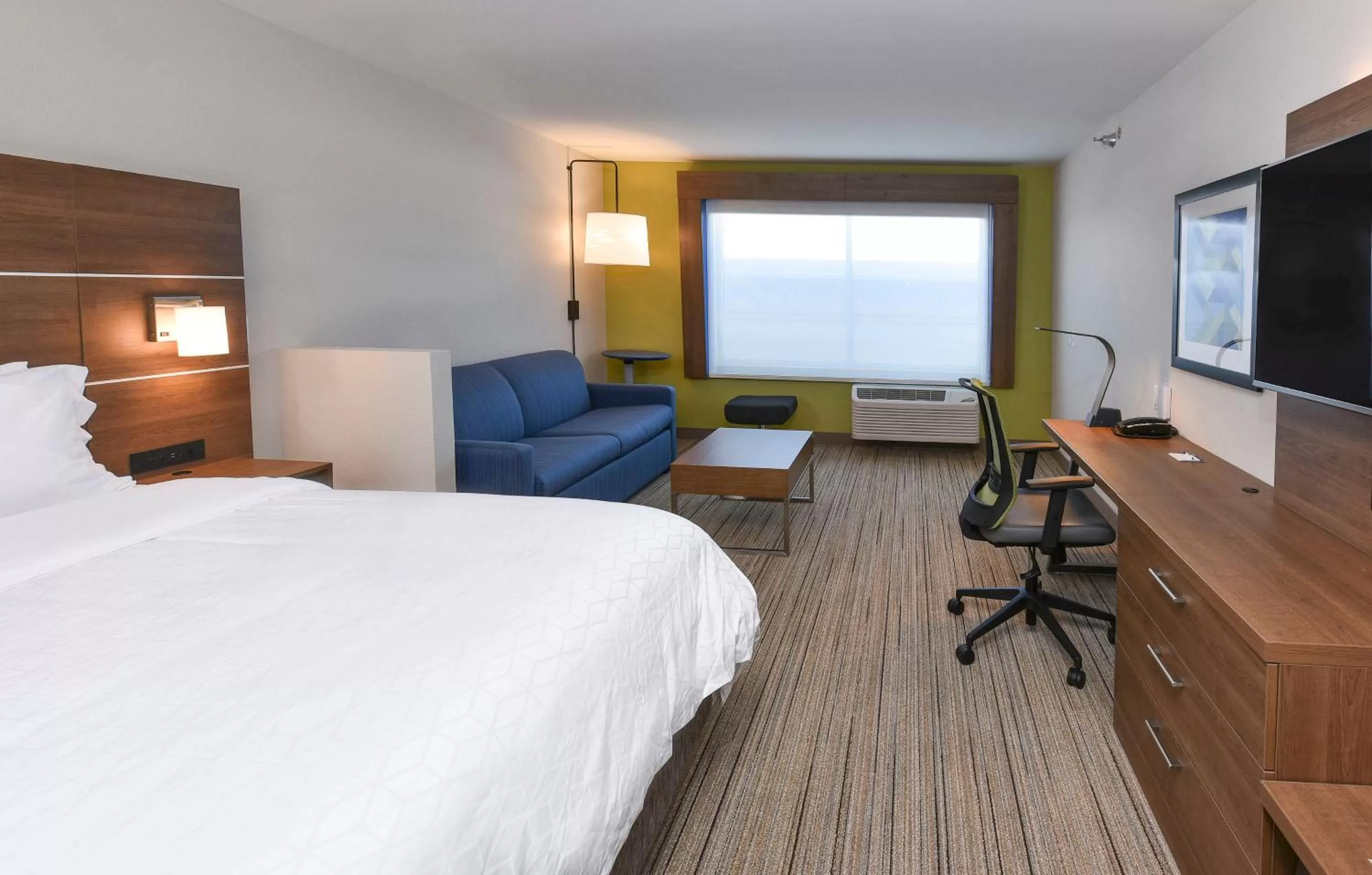 Photo of the whole room, Bed in Holiday Inn Express & Suites - Madisonville by IHG