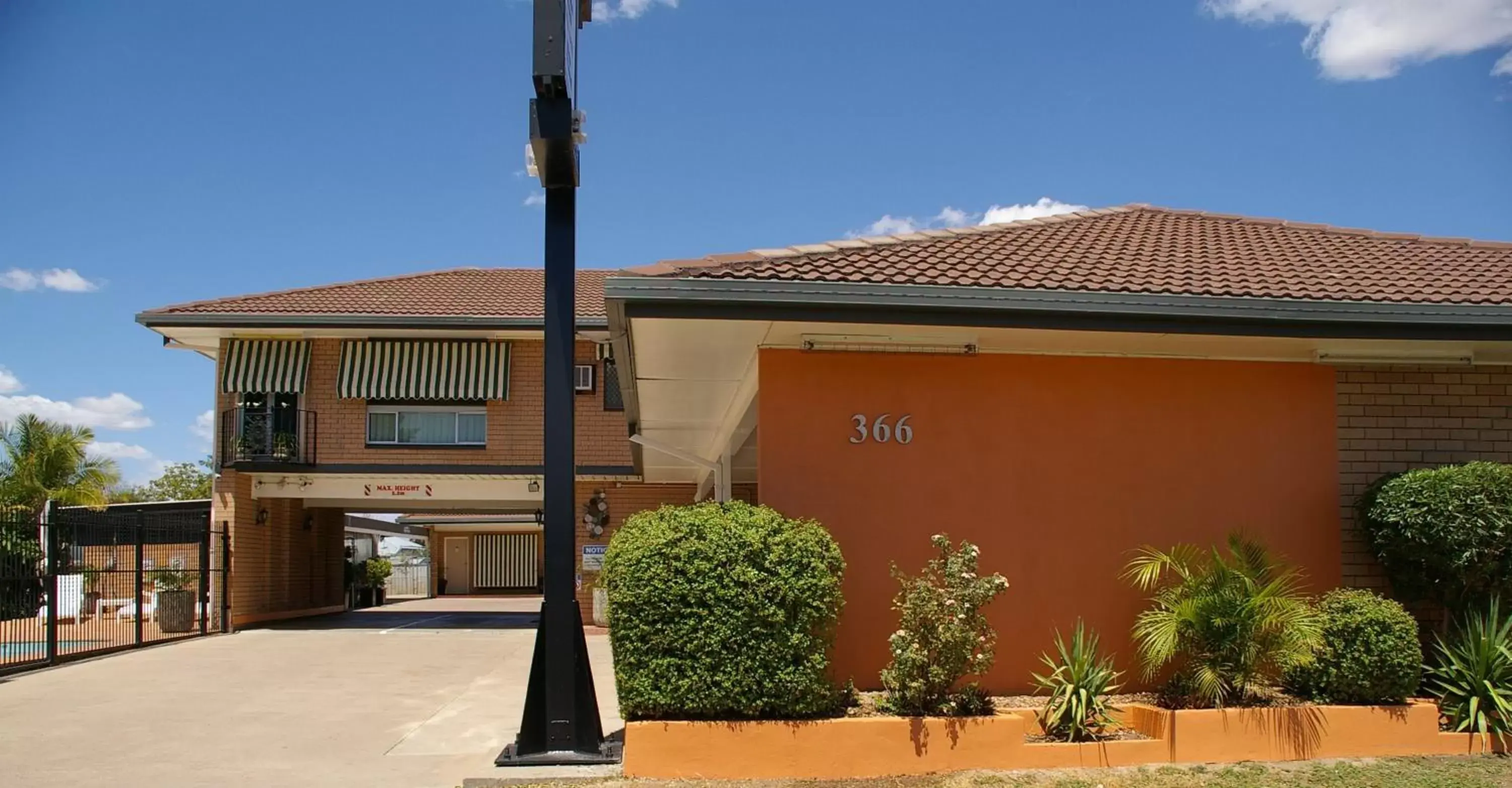 Facade/entrance, Property Building in Golden Harvest Motor Inn Moree