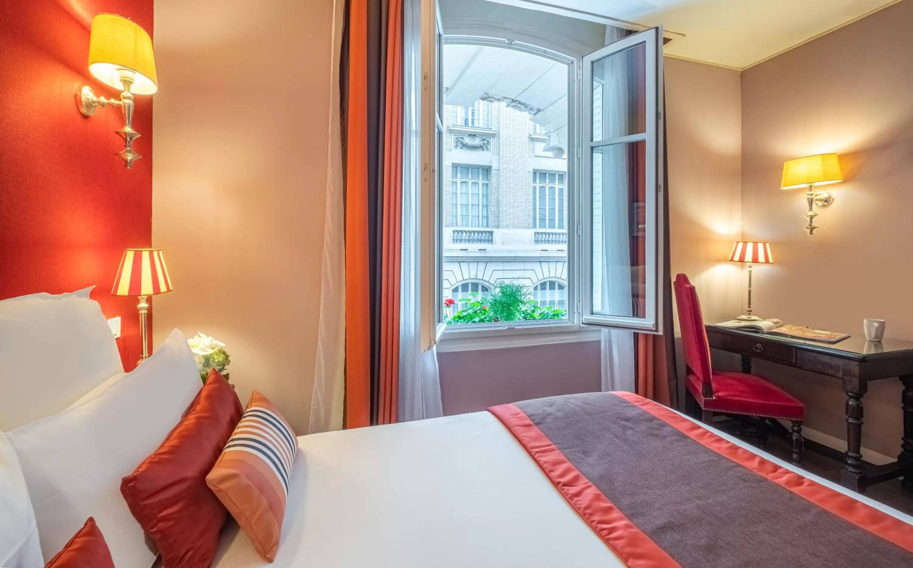 Bed in Hotel Trianon Rive Gauche