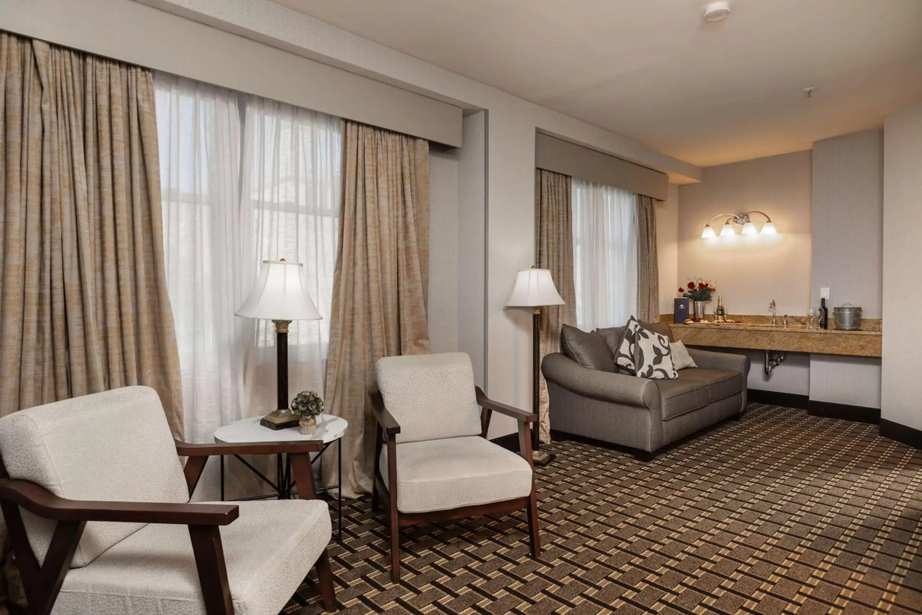 Living room, Seating Area in Inn at the Colonnade Baltimore - A DoubleTree by Hilton Hotel
