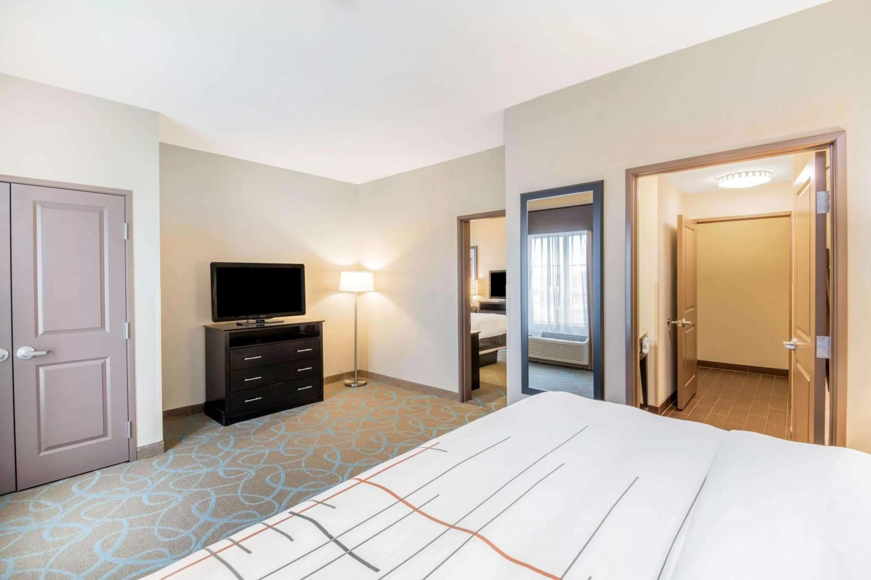 Photo of the whole room, Bed in La Quinta by Wyndham Clinton Historic Route 66