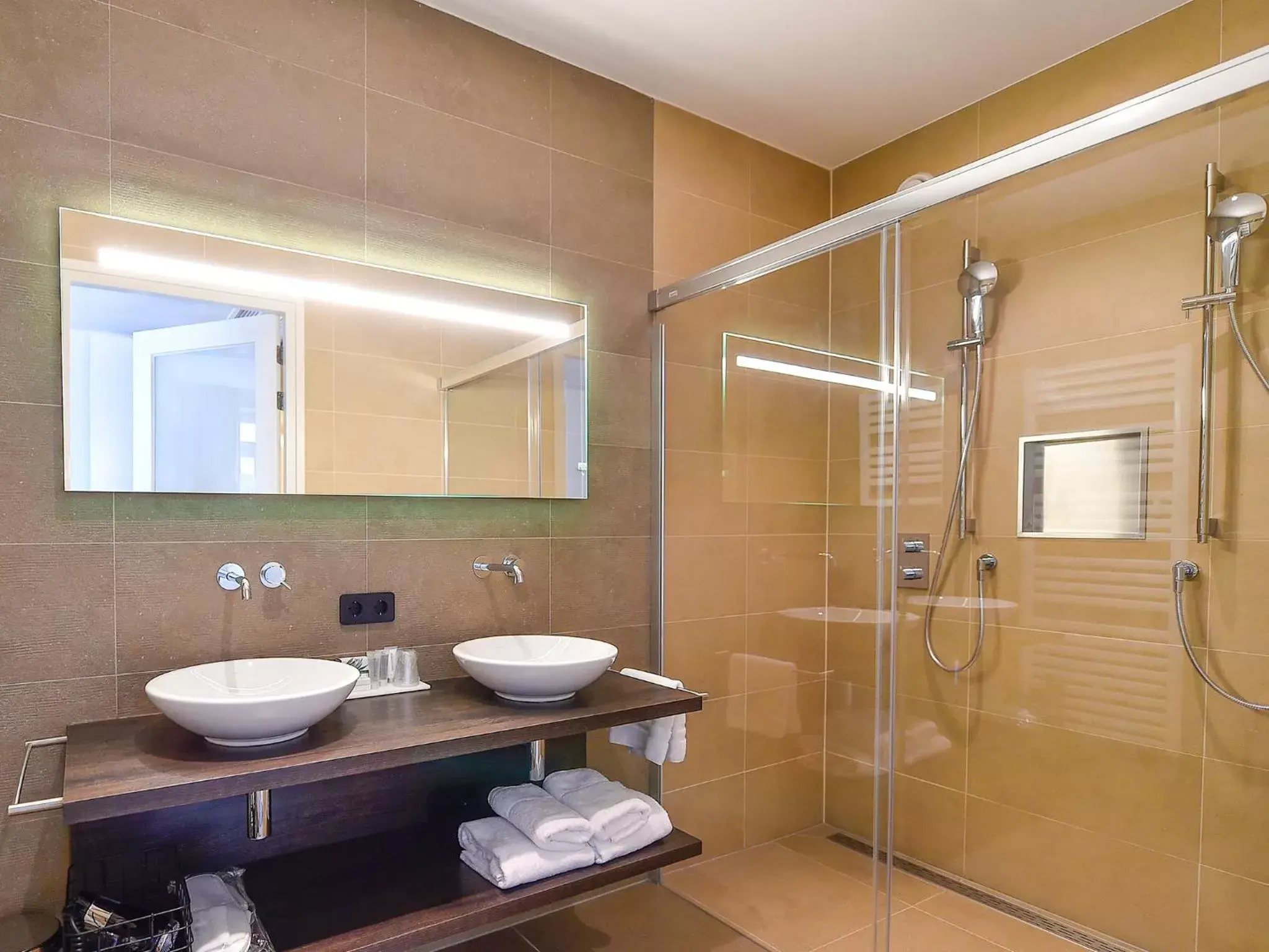 Shower, Bathroom in Brasserie-Hotel Antje van de Statie