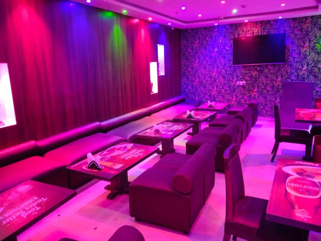 Restaurant/places to eat in Hotel Airlines