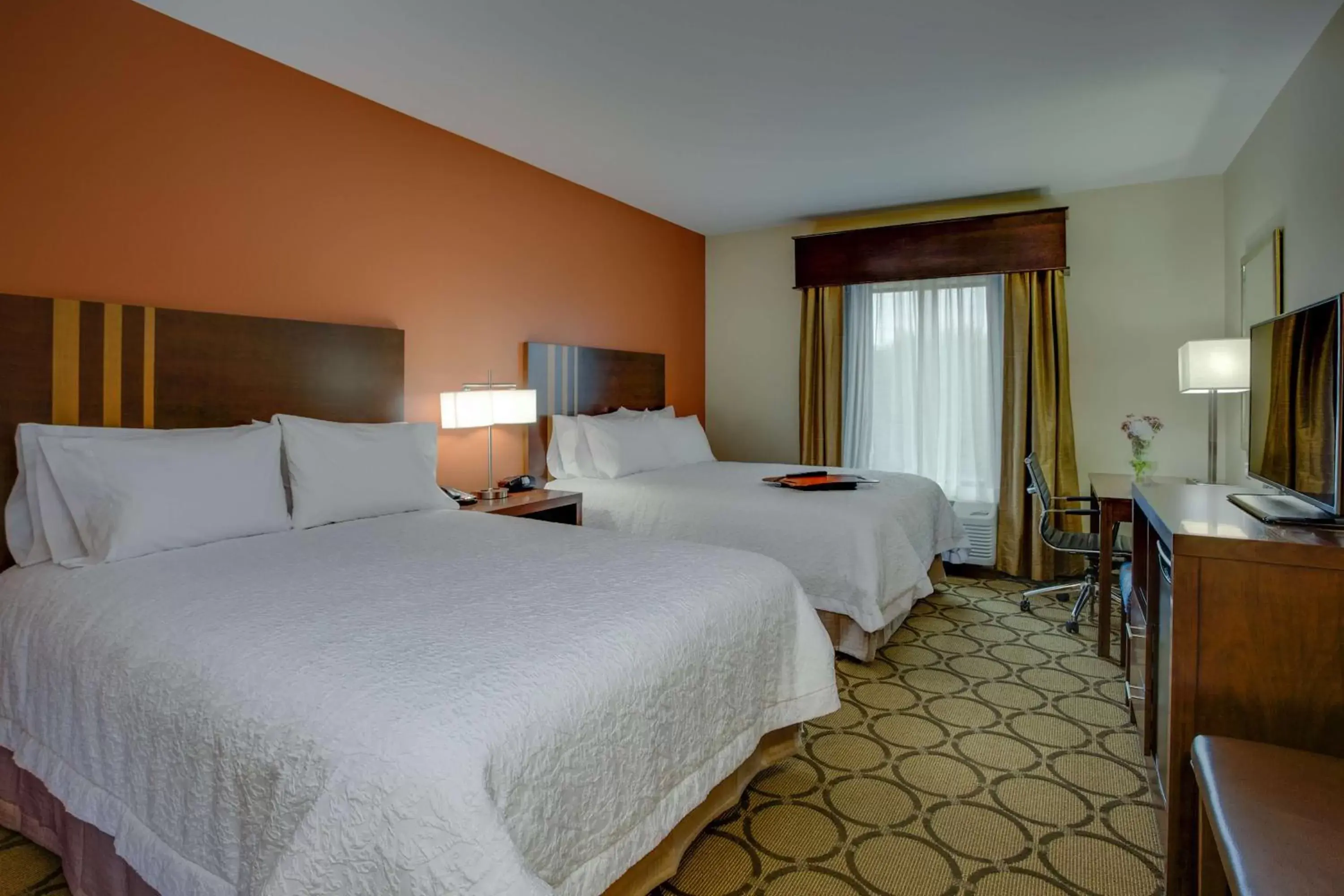 Bed in Hampton Inn & Suites Philadelphia/Bensalem