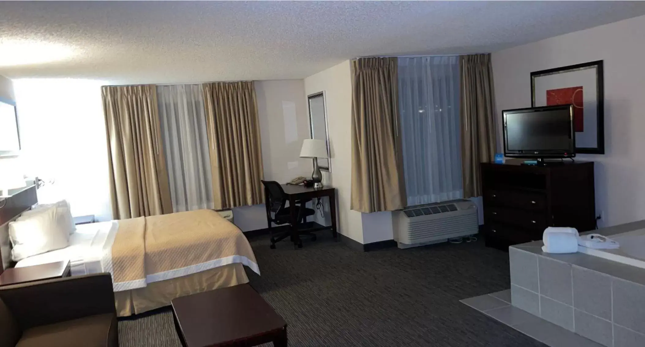 Bedroom, TV/Entertainment Center in Days Inn & Suites by Wyndham Denver International Airport